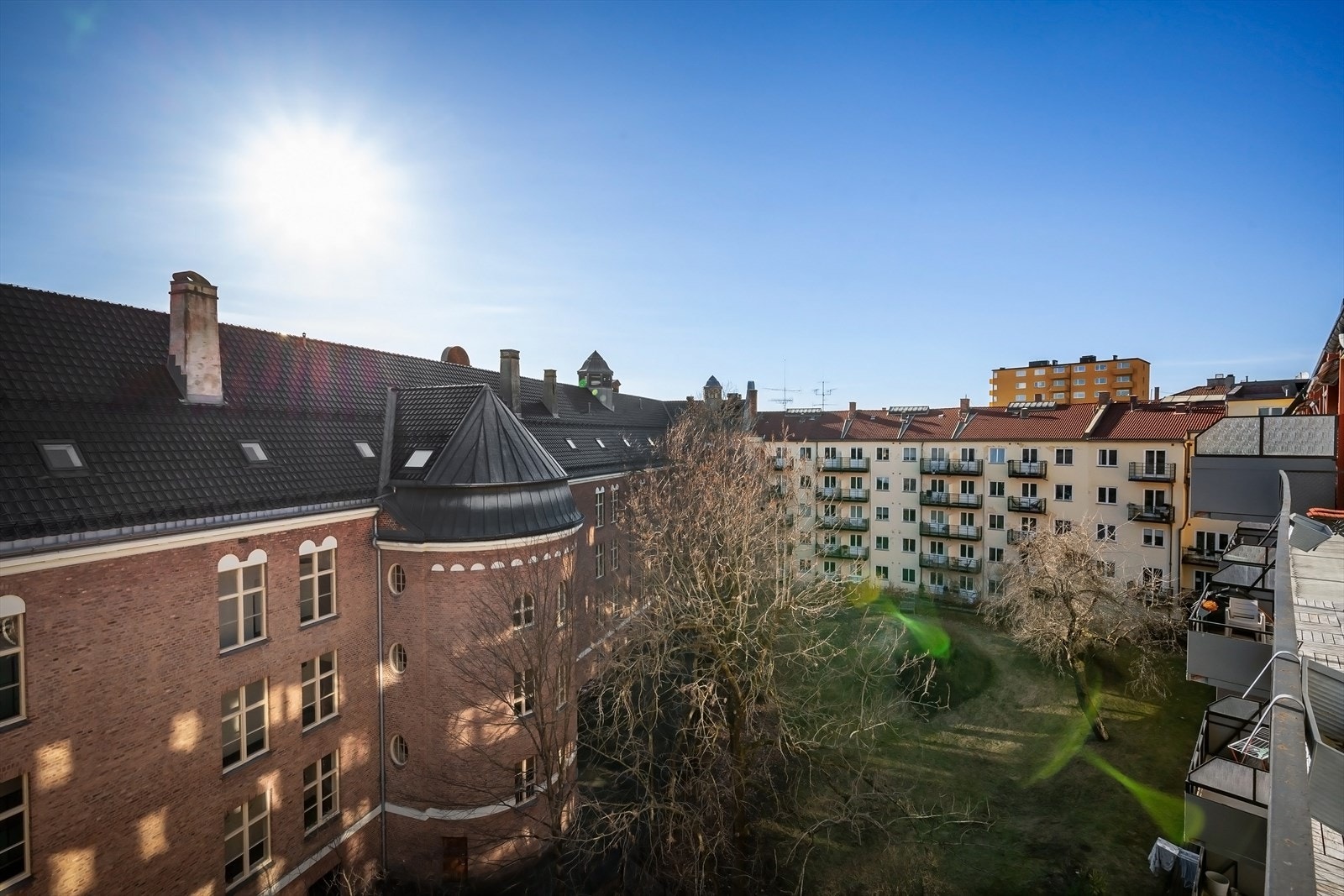 Hyggelig utsyn og det er god avstand til bygget foran. Galleribilde