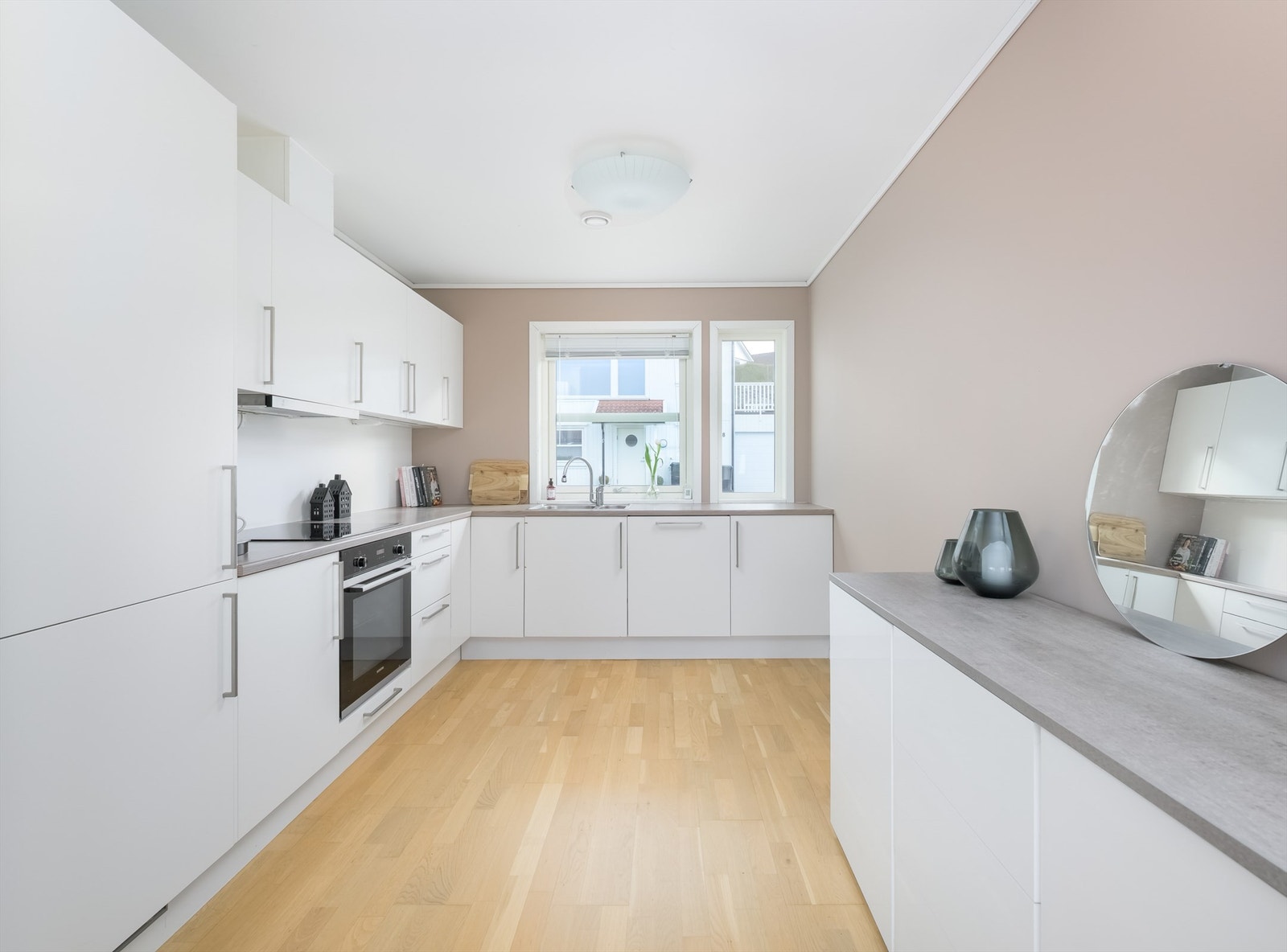 Romslig kjøkken med integrerte hvitevarer. Galleribilde