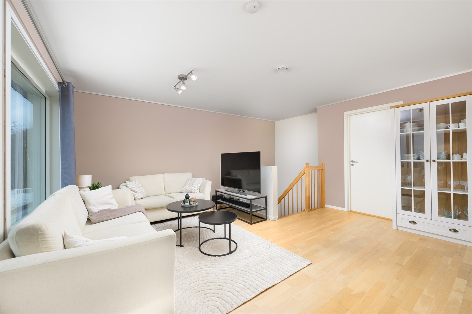 Stuen er romslig og preges av store vindusflater som slipper inn rikelig med naturlig lys. Galleribilde