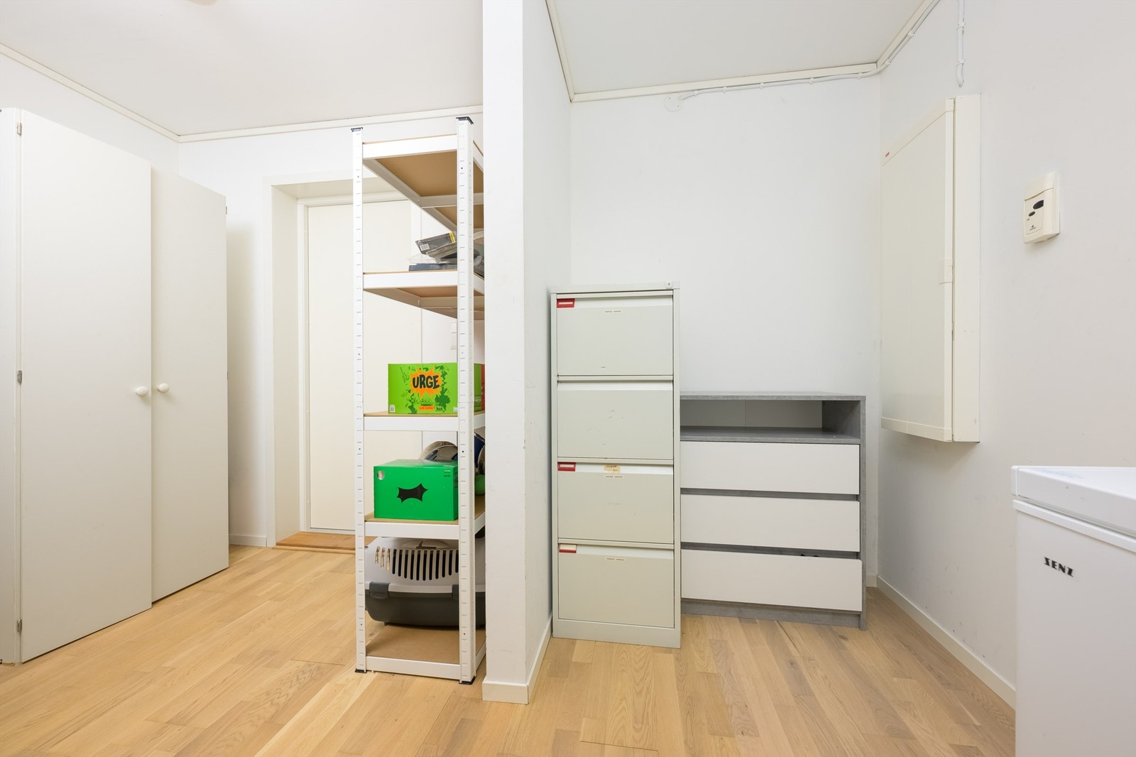 Praktisk innvendig bod med direkte utgang til carport. Galleribilde