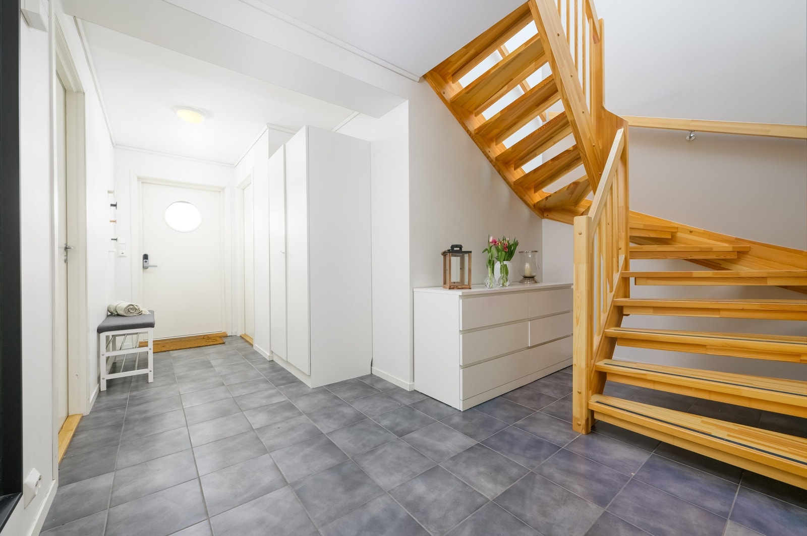 Entré/gang med gode oppbevaringsmuligheter. Galleribilde