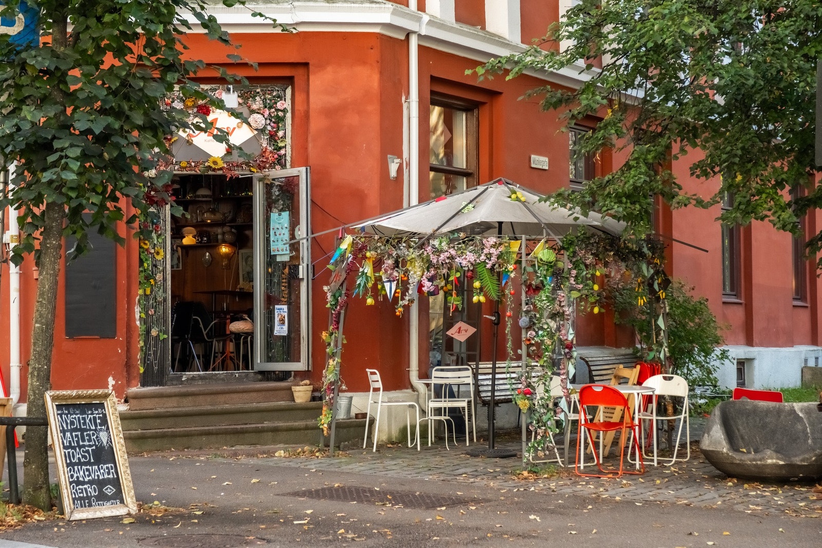 - Arv Kaffe & Retro ligger rett nede i gaten. Som dem sier selv: Om du er på utkikk etter en retro lampe eller byen beste vaffel - Kom innom! Dette er en av mange skjulte perler i området - Galleribilde