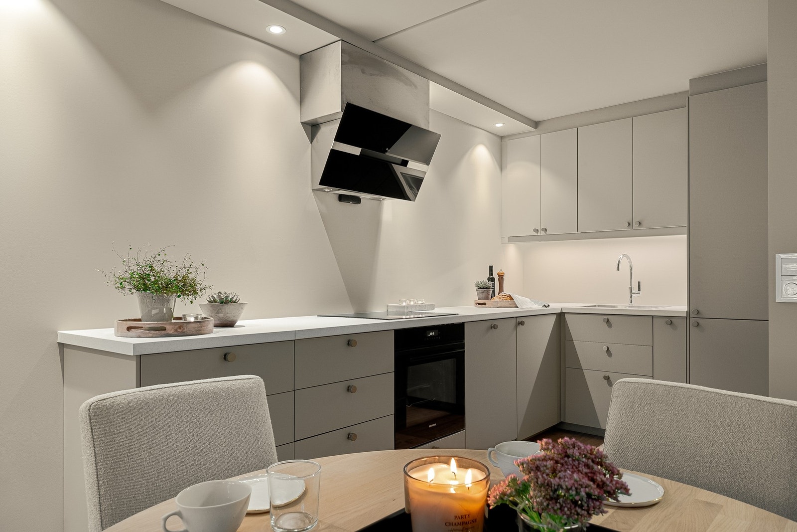 - Kjøkkeninnredning fra Ikea med integrerte hvitevarer. Kjøkkenvifte fra Thermex. Kombiskap, platetopp og komfyr fra Simens og oppvaskmaskin fra Electrolux - Galleribilde