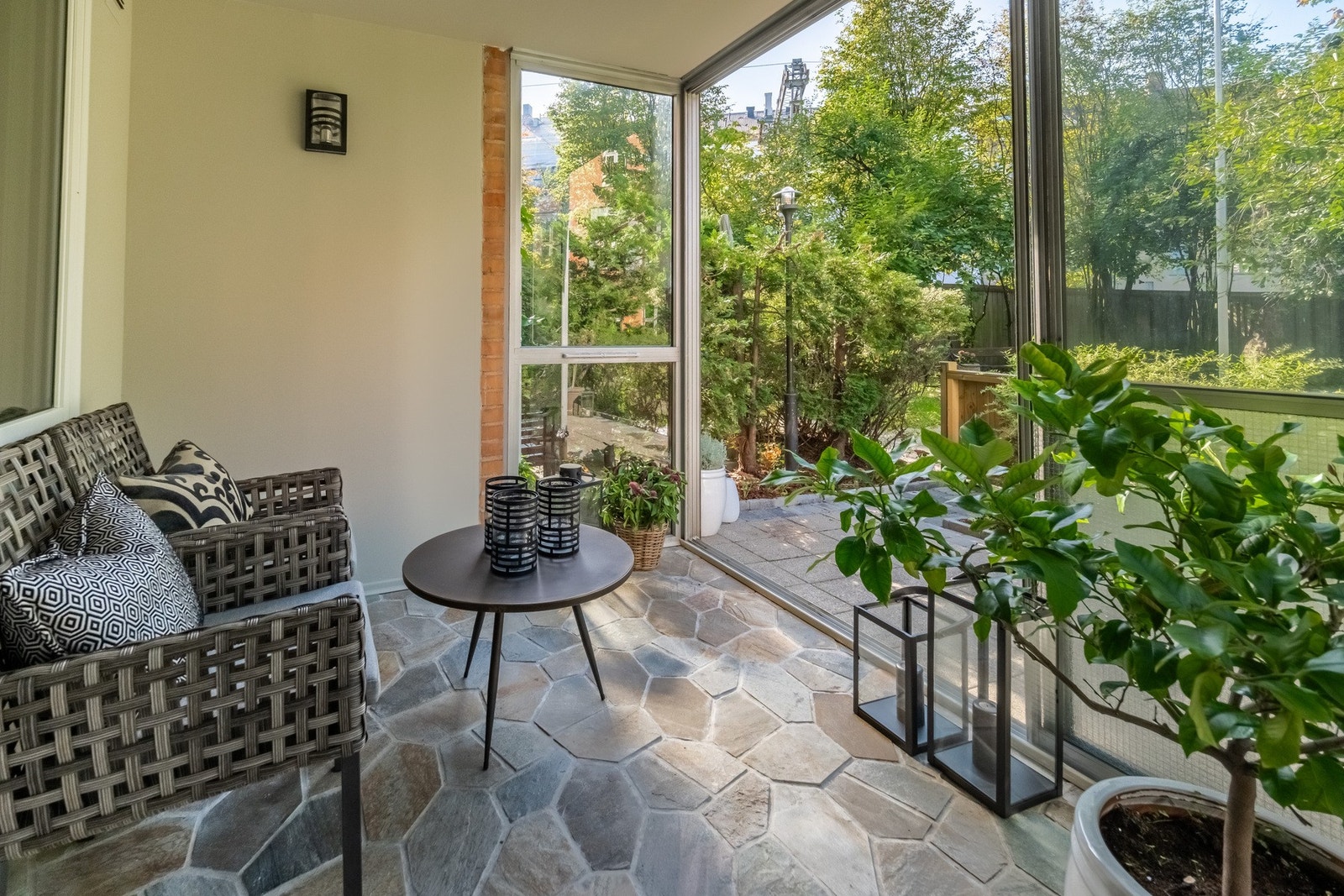 - Fra stuen kommer du ut til den fin vinterhagen som kan benyttes hele året. Det er like hyggelig å sitte her på sommer som på vinter, når snøen daler - Galleribilde