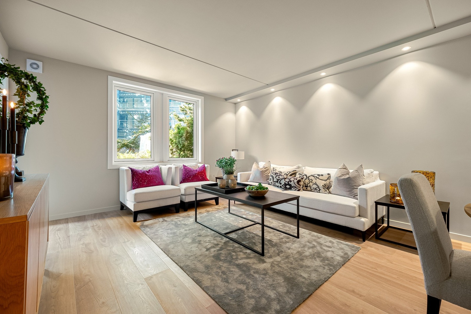 - Leiligheten har trappefri adkomst med en rolig og skjermet beliggenhet som vender mot borettslagets bakgård - Galleribilde