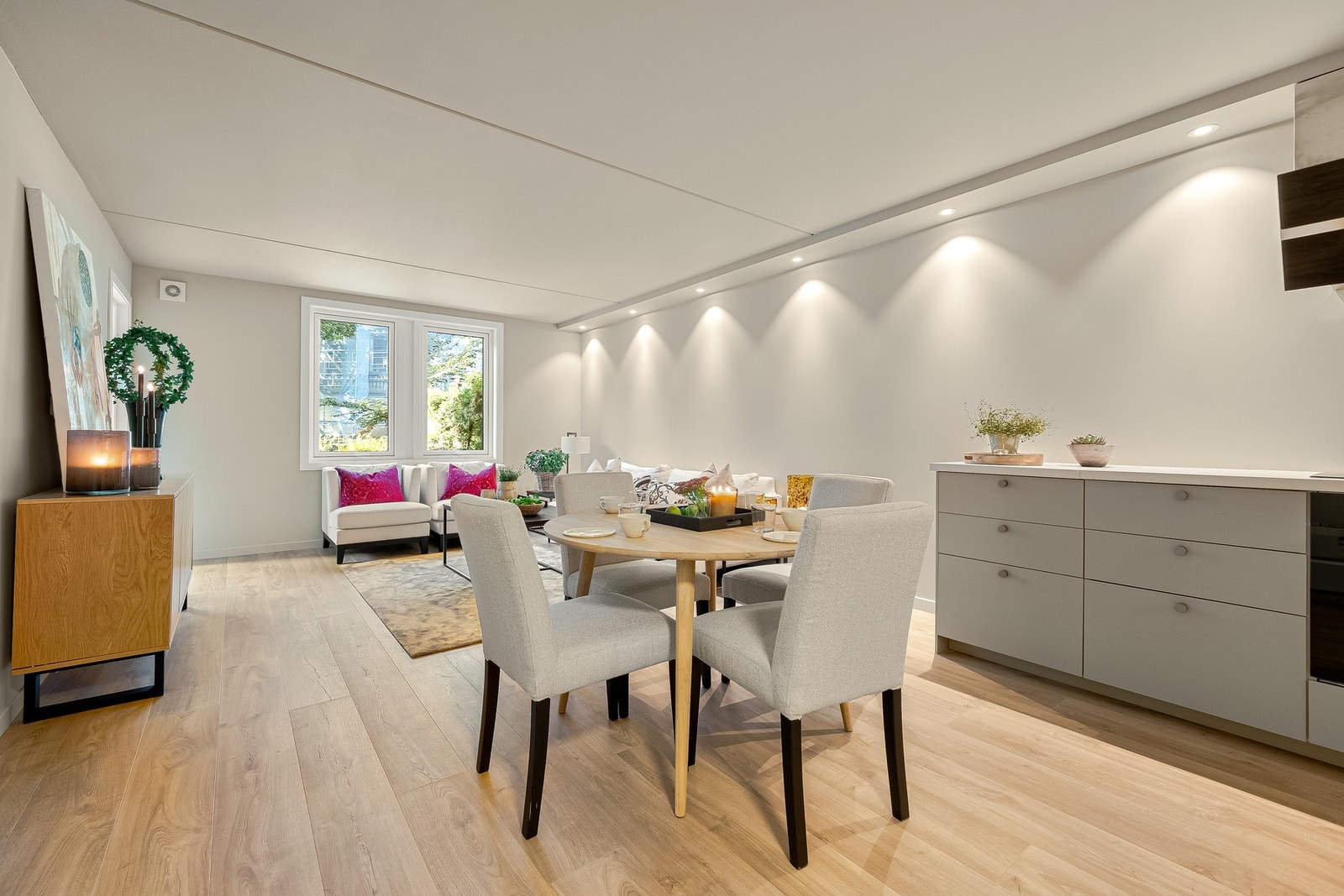 - Vi starter i stuen som naturligvis er boligen sosiale samlingspunkt. Fra stue er det et frodig og grønt utsyn da leiligheten i sin helhet vender mot bakgård - Galleribilde