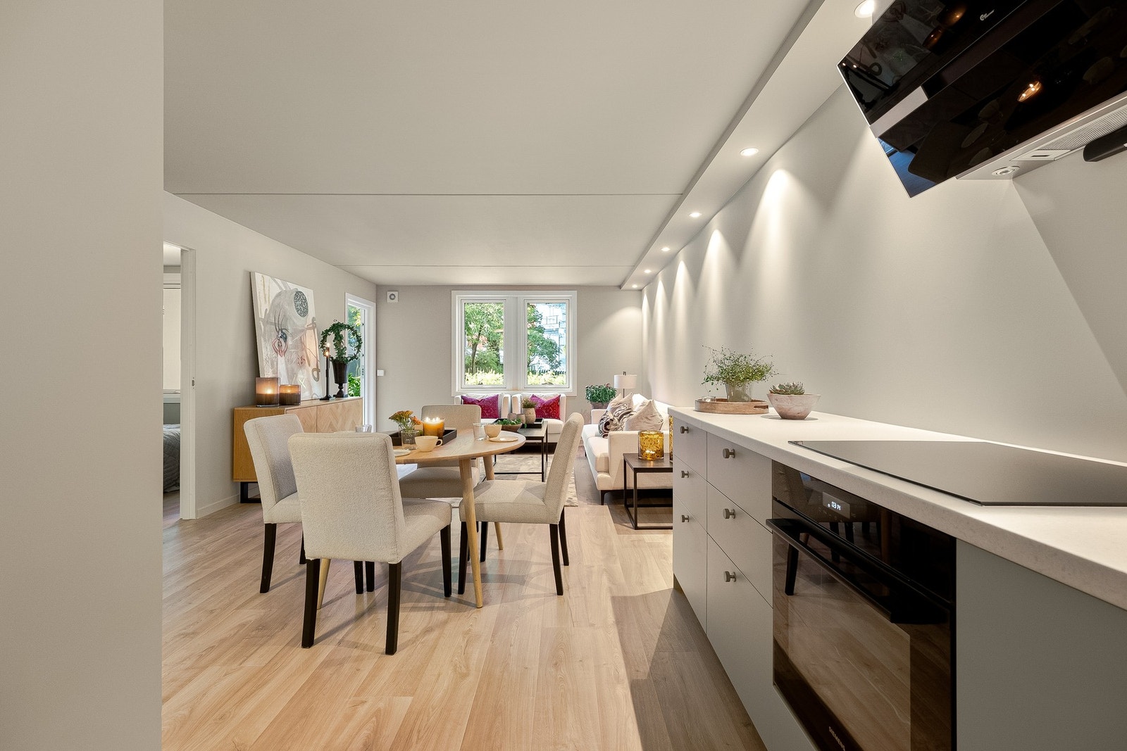 - Fra kjøkkenet har du god oversikt over gjestene og bakgård - Galleribilde