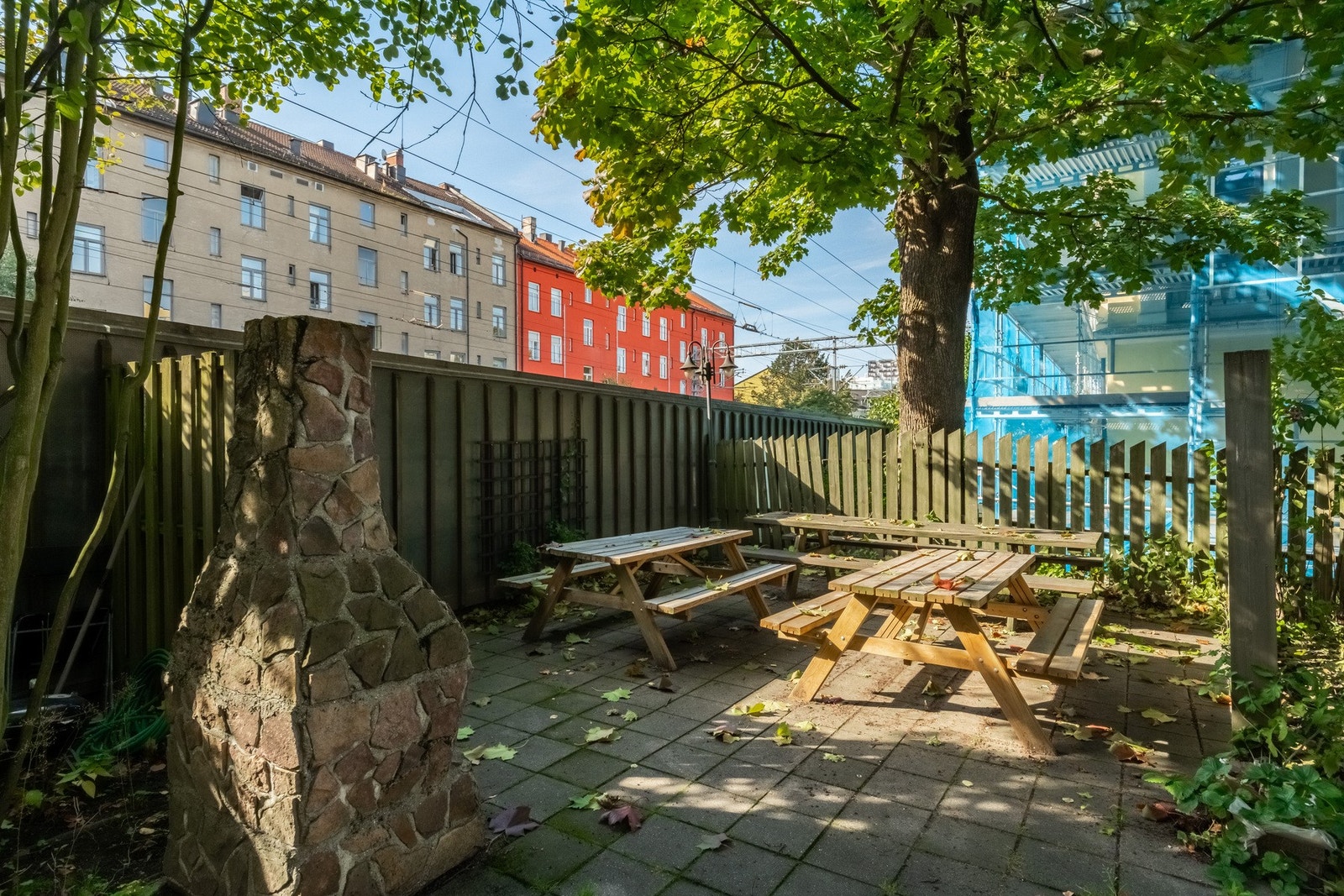 - Her er det selvfølgelig steinovn og flere sittergrupper som står til fritt bruk for beboerne - Galleribilde