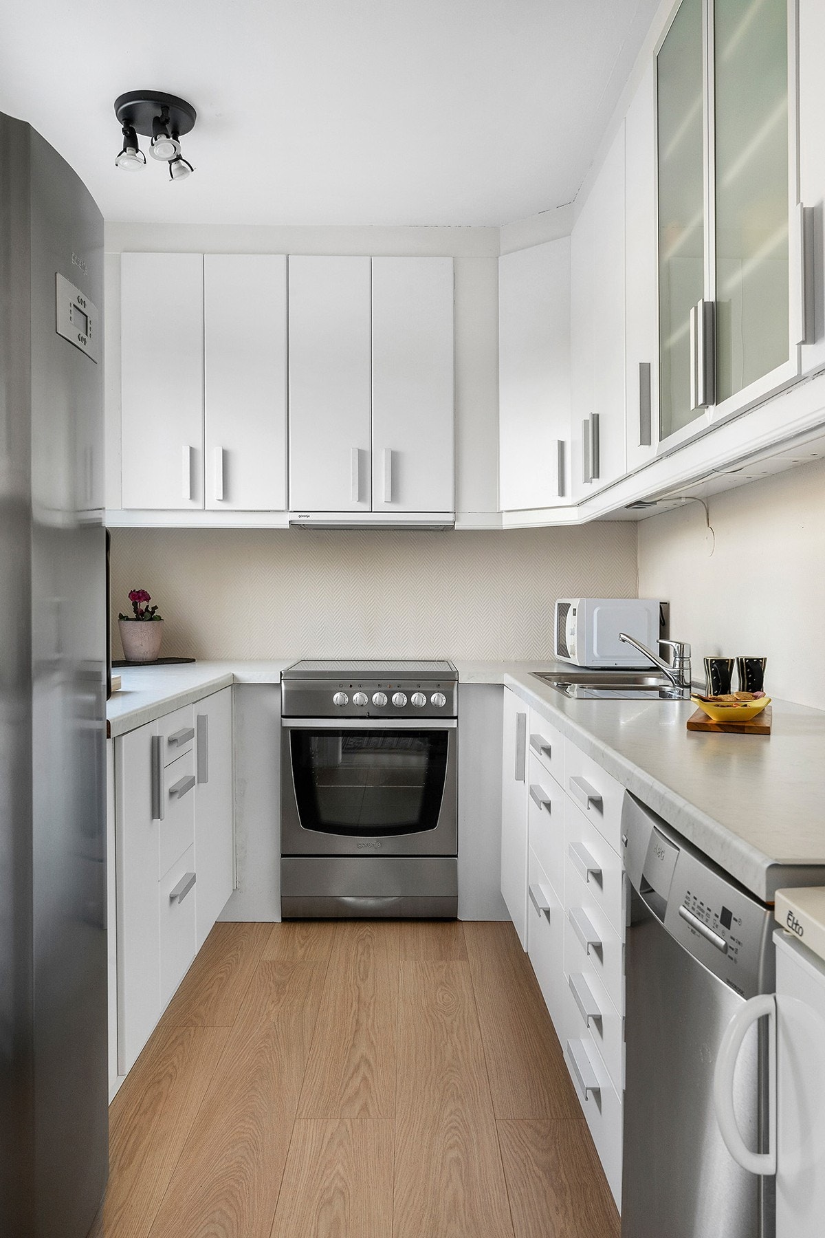 Pent kjøkken med god skap- og benkplass Galleribilde