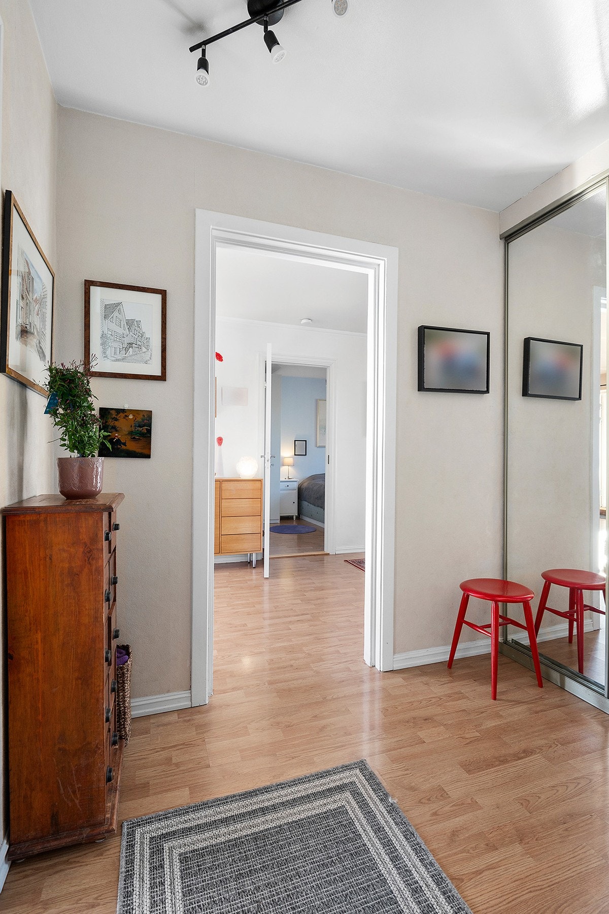 Entré med speil skyvedørsgarderobe Galleribilde