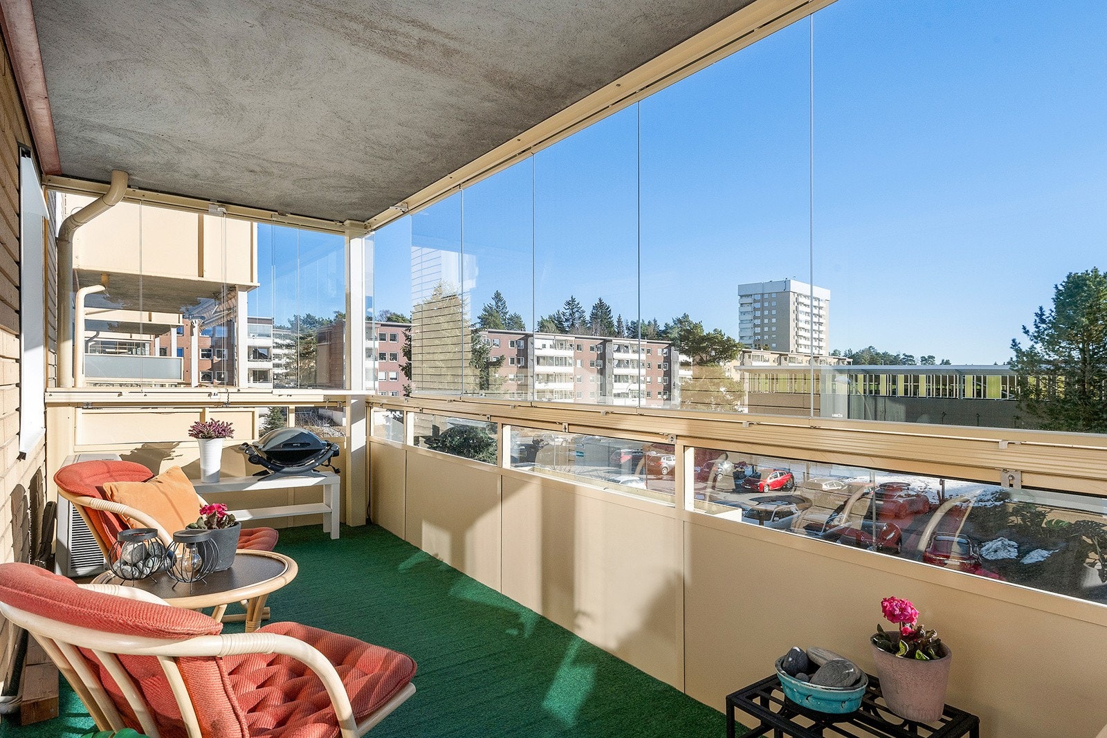 Solrik sydvendt balkong med fin utsikt Galleribilde