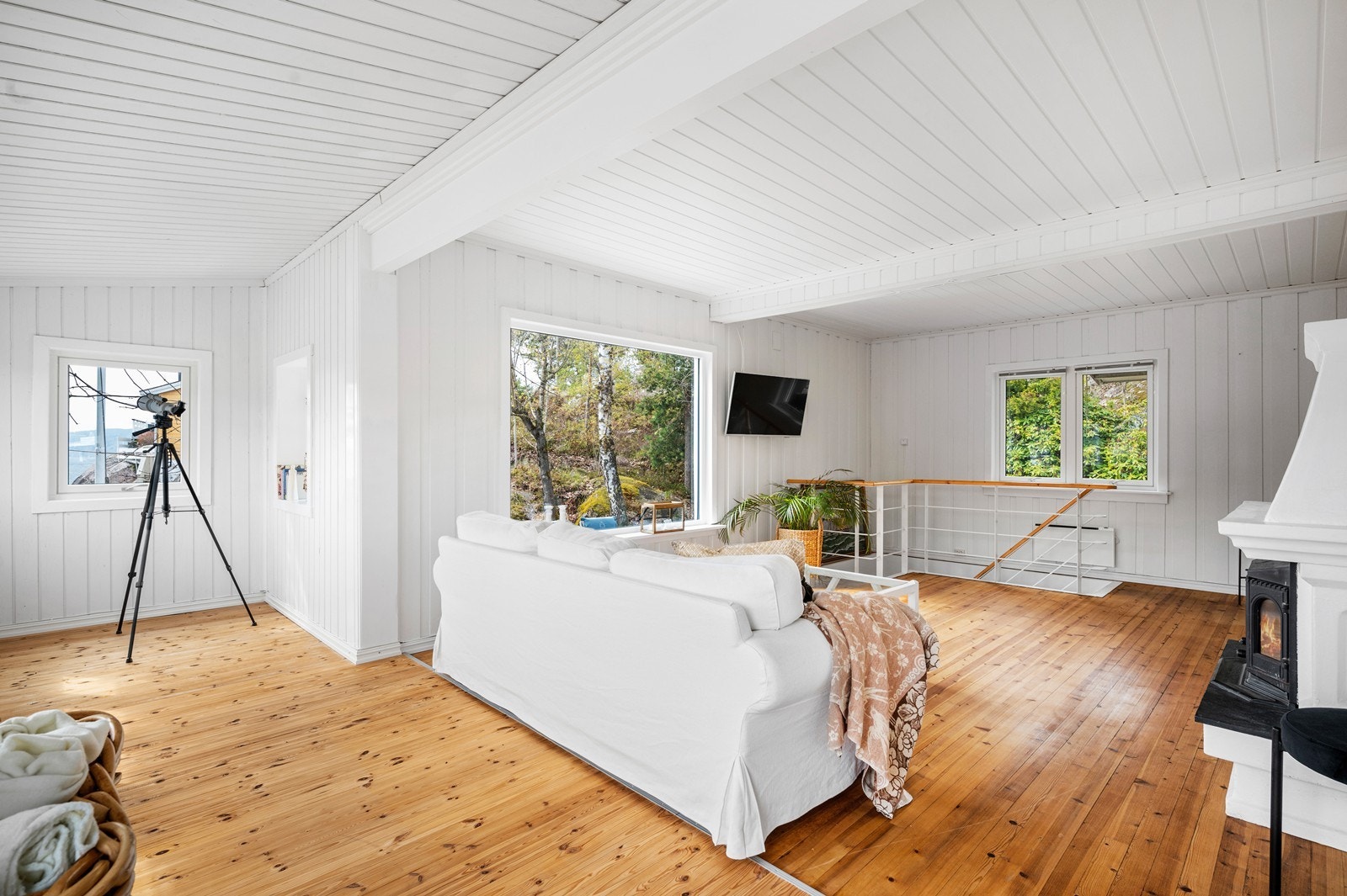 Lys og trivelig stue. Trapp ned til underetasjen. Galleribilde