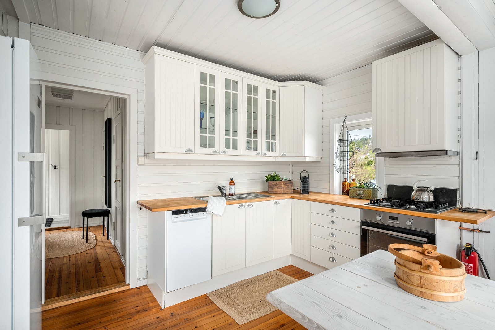 Pent kjøkken med profilert innredning og integrert ovn og oppvaskmaskin. Gass topp med 4 bluss. Galleribilde