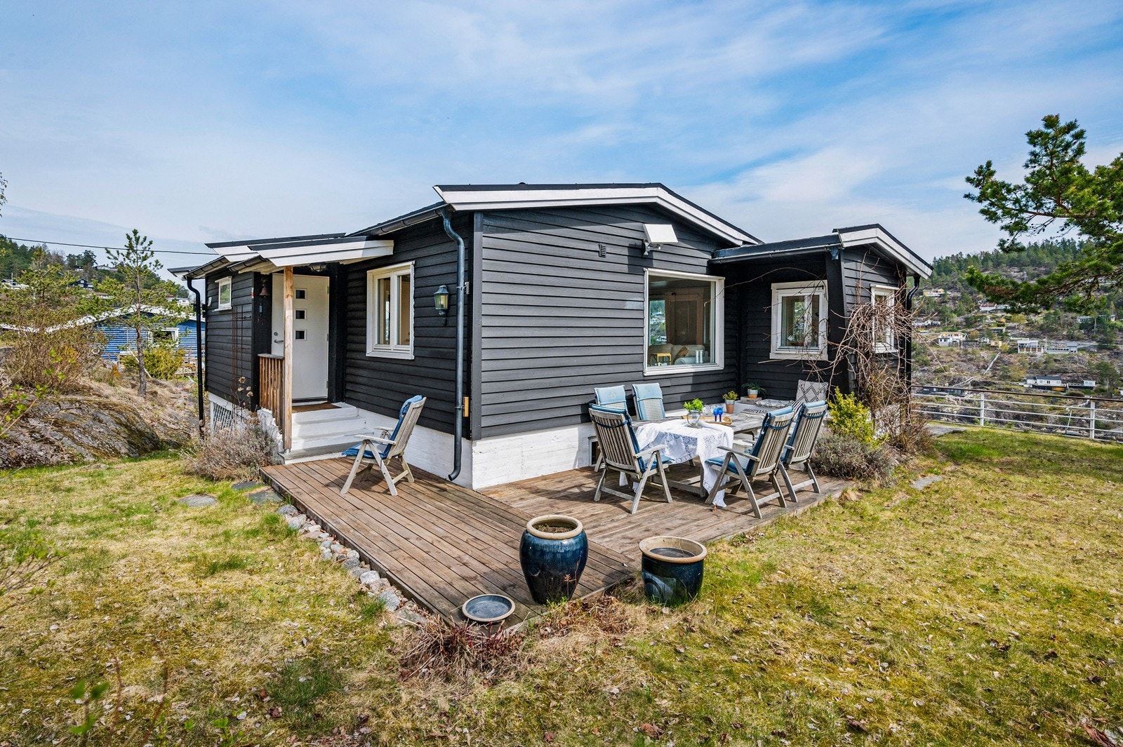 Solveggen mot syd og vest. Ypperlig plass om sommeren med god utsikt. Galleribilde