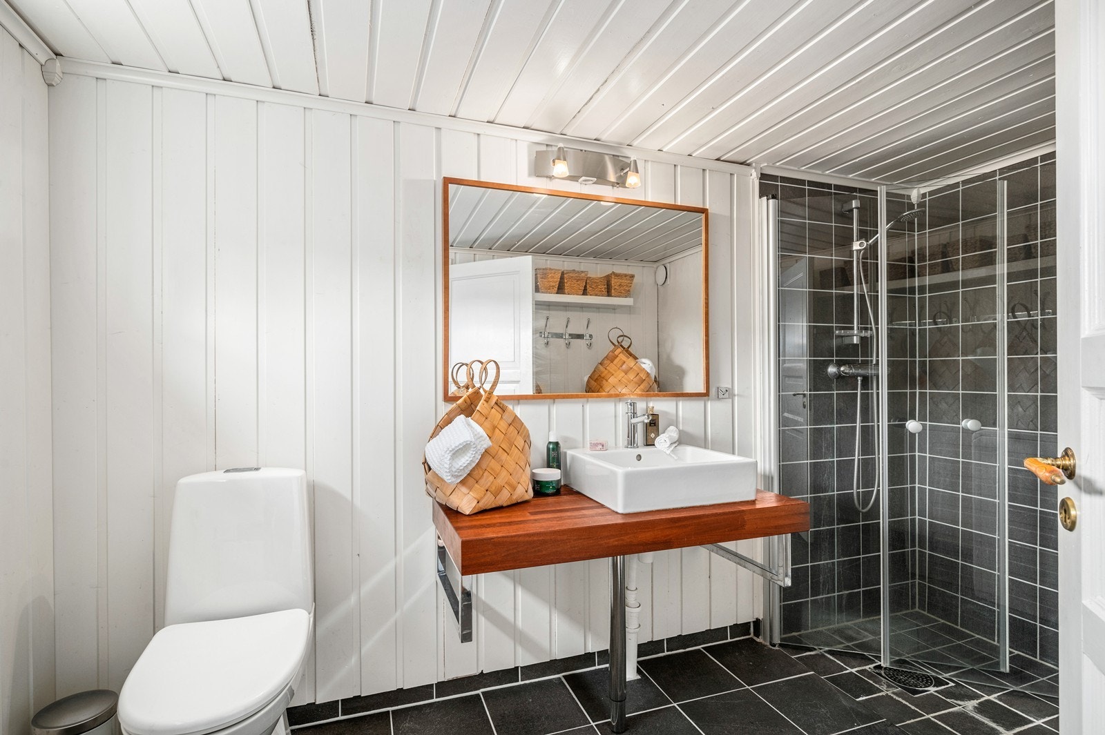 Bad i underetasjen med dusjhjørne, wc og servantinnredning. Galleribilde