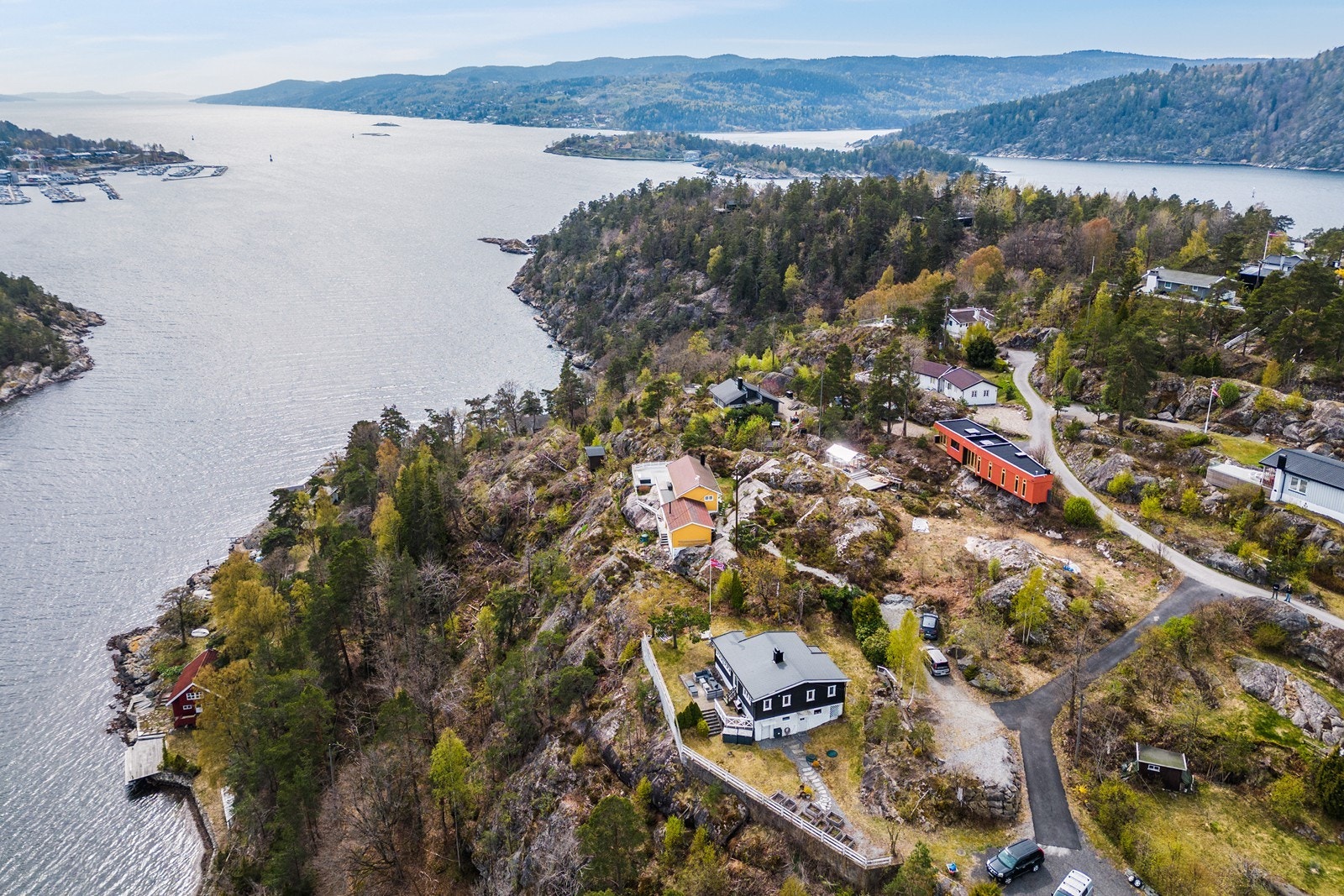 Høyt og frittliggende - Egen vei med bom inn til feltet. Galleribilde