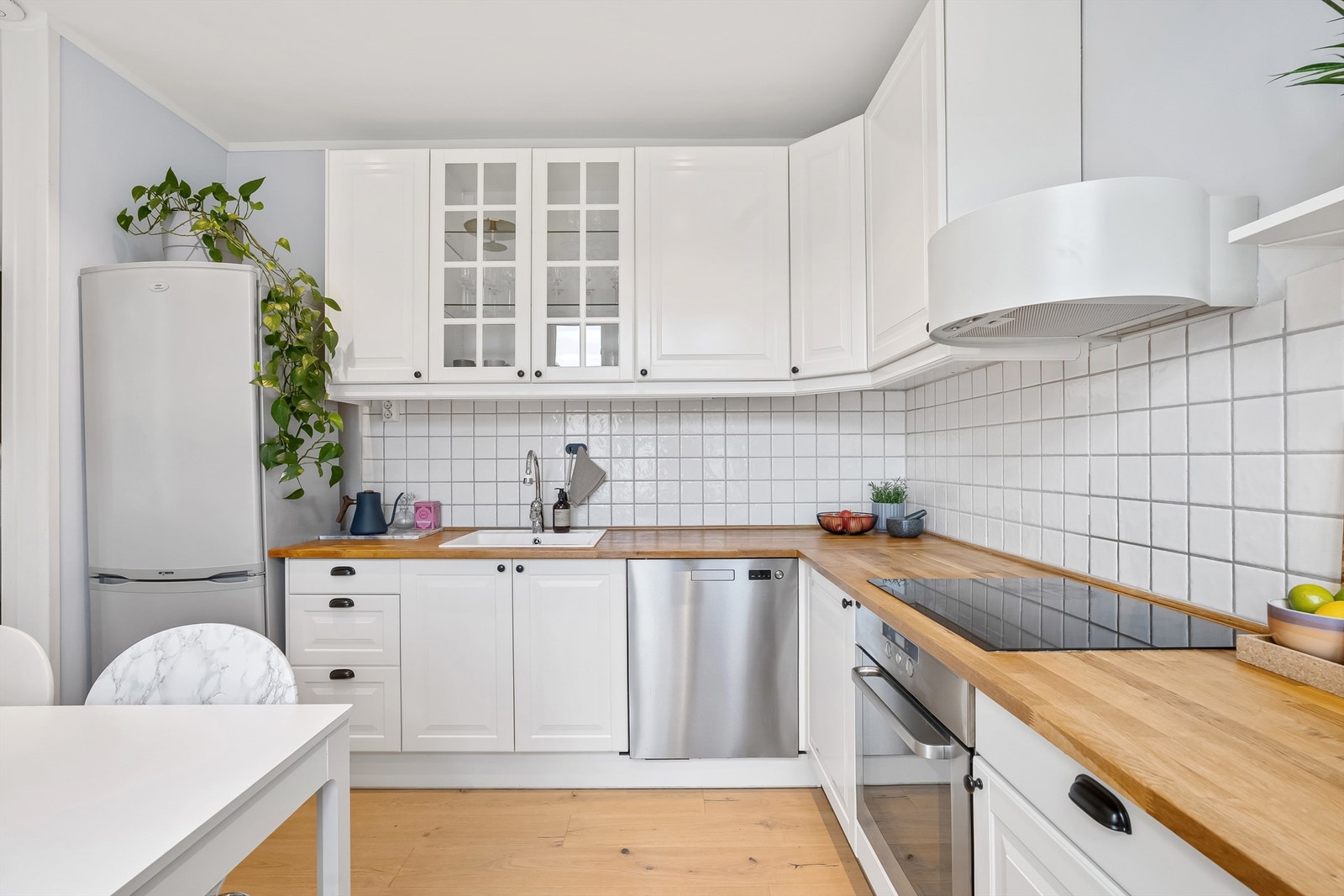 Kjøkkeninnredning med profilerte fronter og benkeplater i tre. Galleribilde
