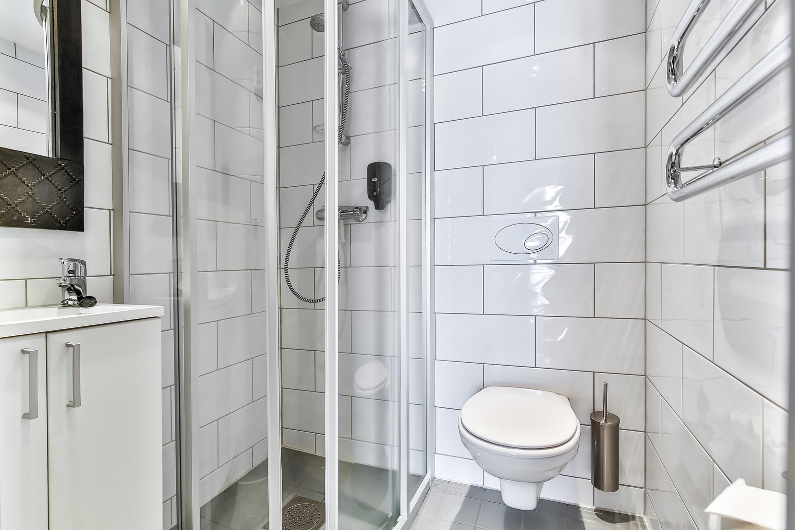 Lekkert, flislagt baderom Galleribilde