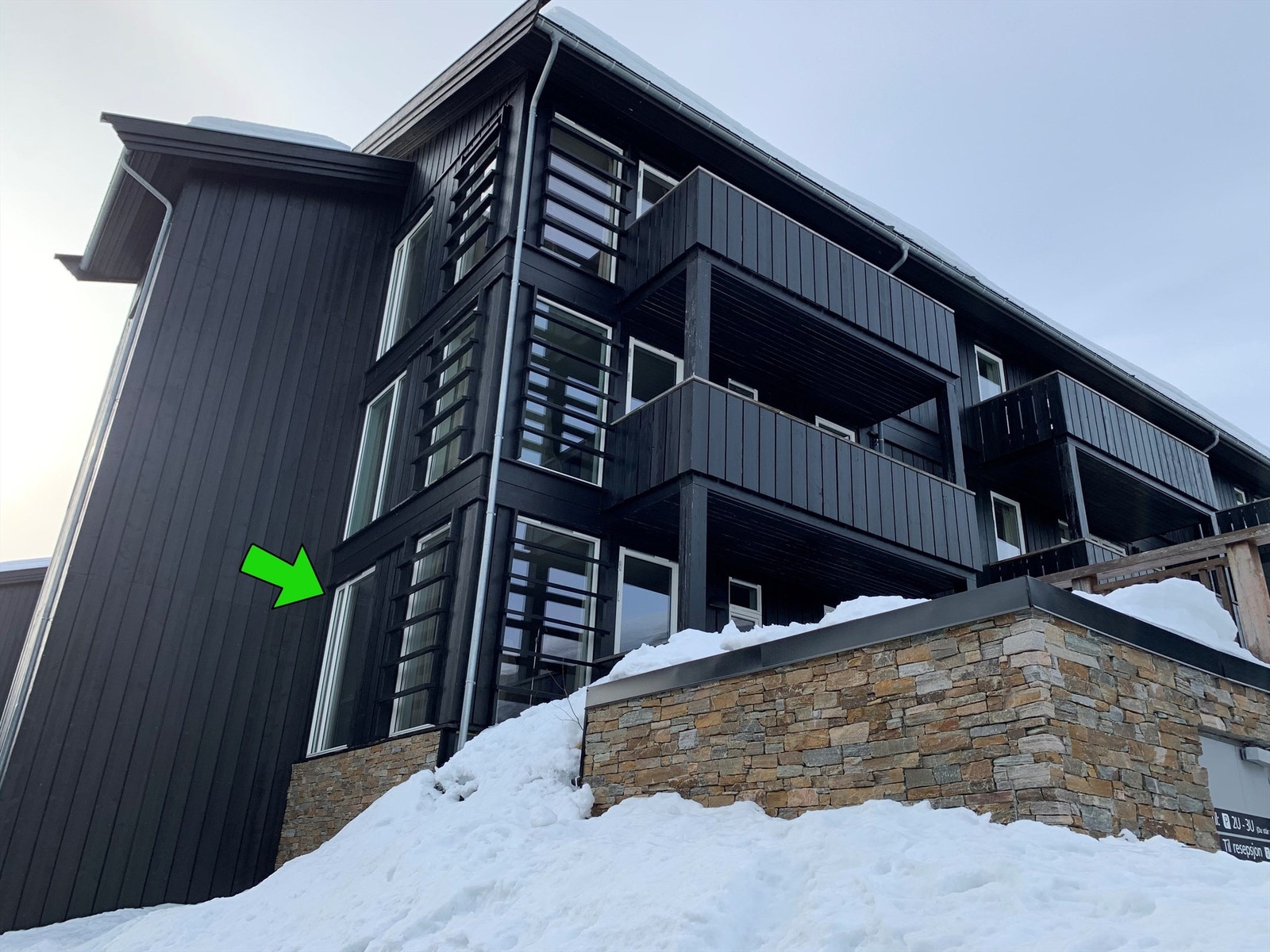 Hus Z/leil. 5201 ligger høyt og fritt i terrenget Galleribilde