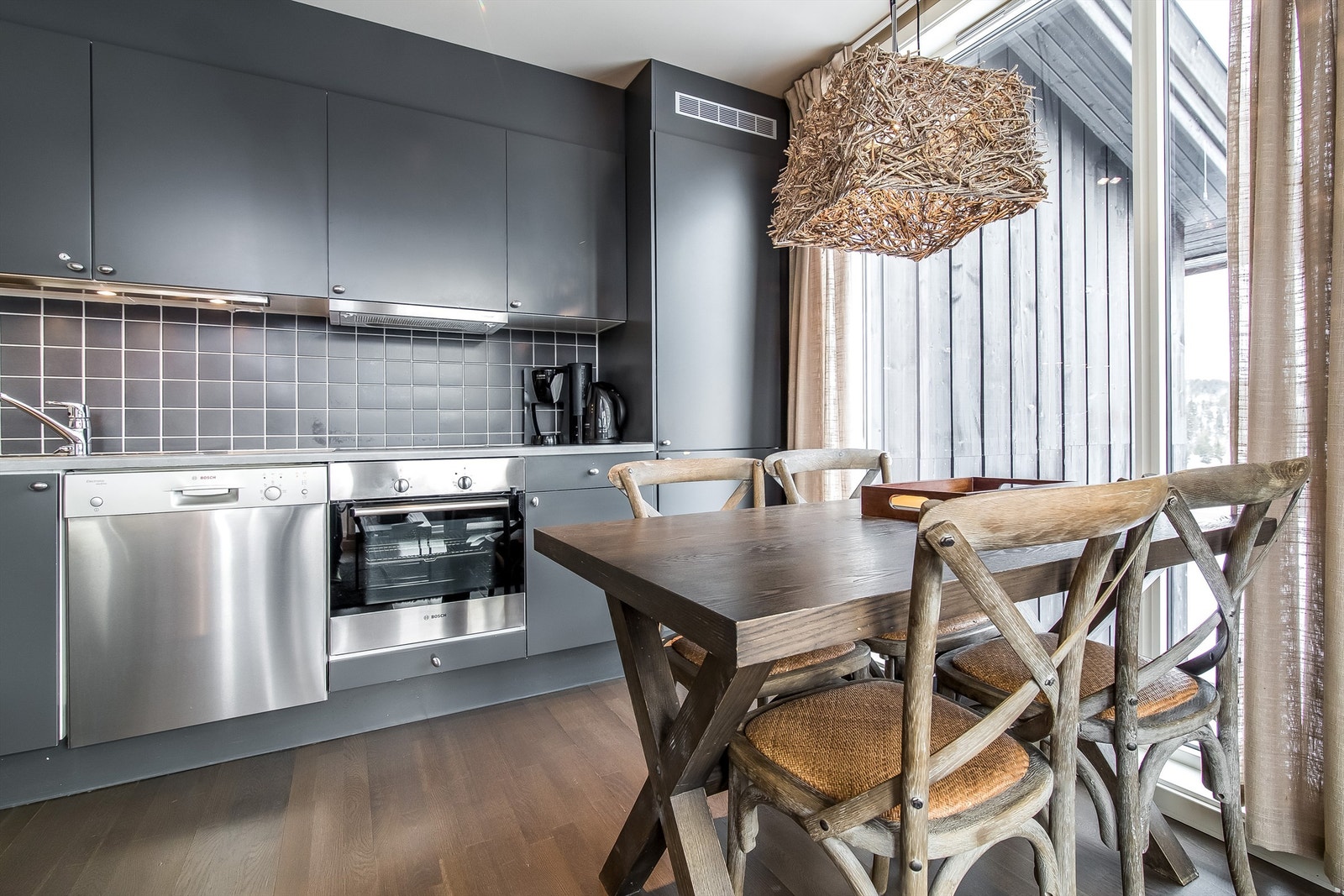 Illustrasjonsfoto - Lekkert kjøkken med integrerte hvitevarer Galleribilde