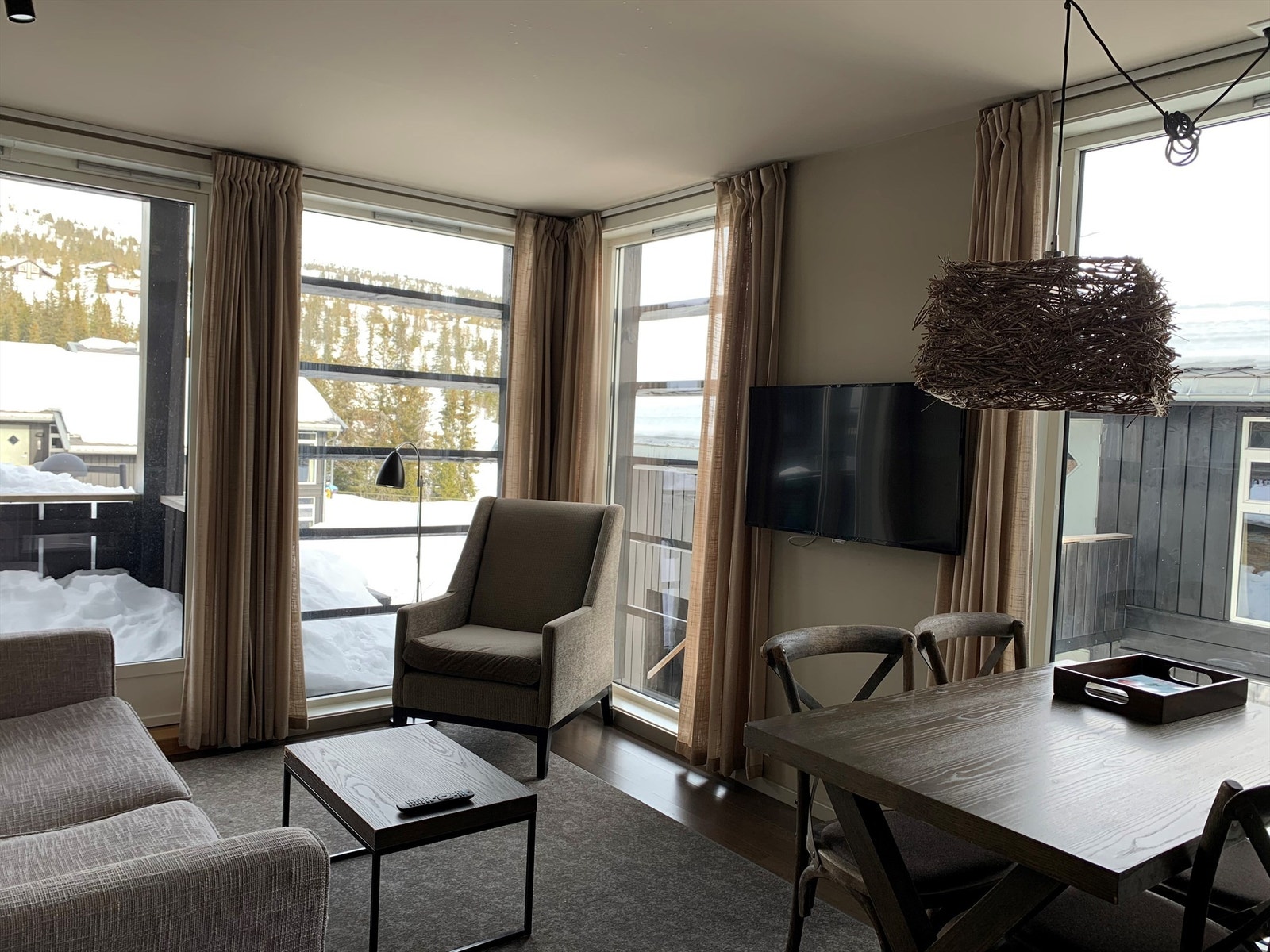 Nydelig hjørneløsning med store vindusarealer i to himmelretninger Galleribilde