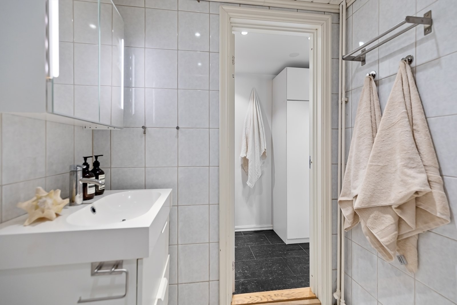 Det er et godt utstyrt fellesvaskeri rett ved siden av, i oppgang A. Galleribilde