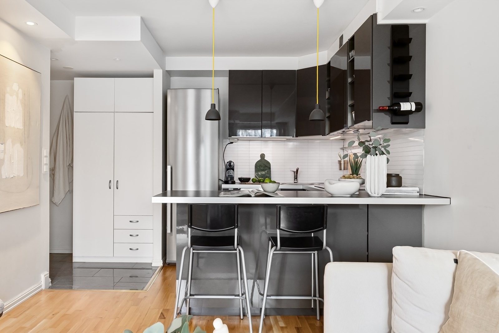 Åpent og sosialt kjøkken med spiseplass. Godt med soner for matlaging og godt med oppbevaringsplass. Galleribilde