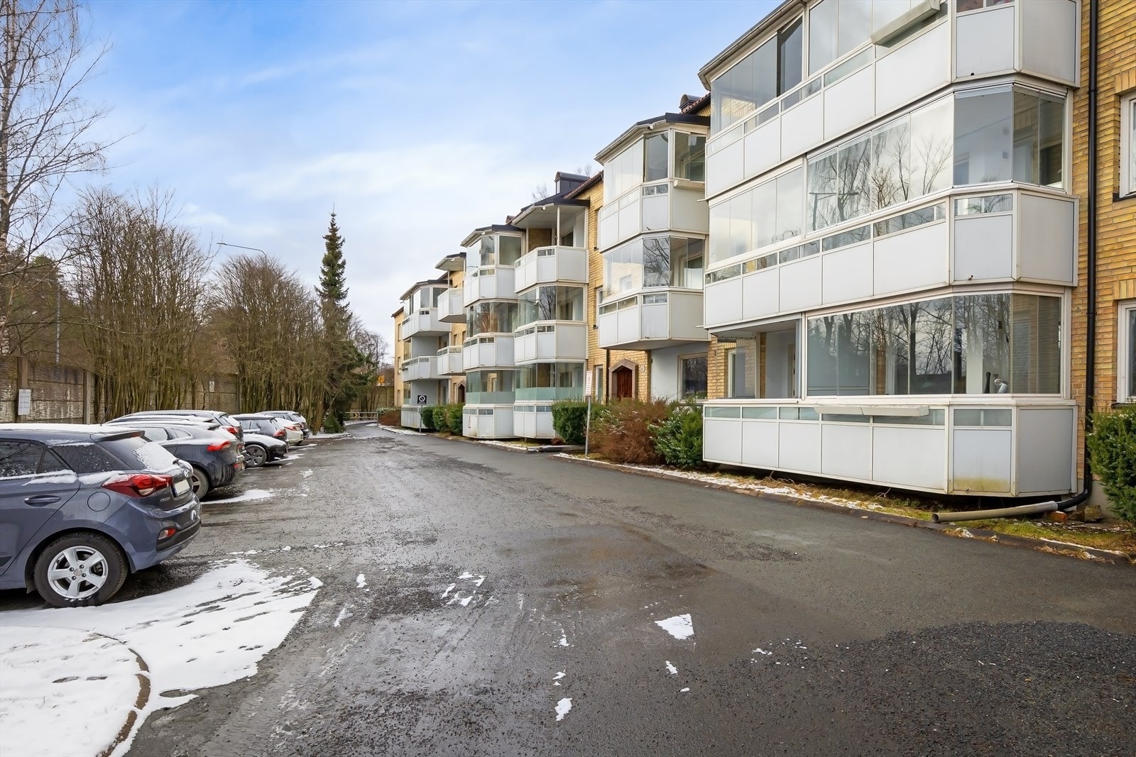 Borettslaget har noen parkeringsplasser. Det er ingen utleie. Førstemann-til-mølla-prinsippet etter søknad/registrering hos styret. Galleribilde