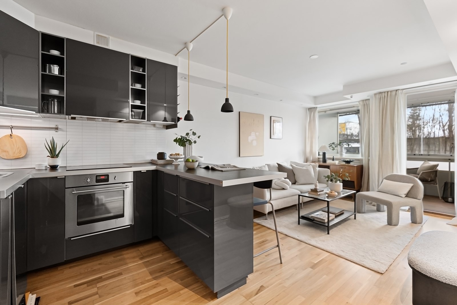 Lys og arealeffektiv 2-roms leilighet i høy 1.etasje med stor balkong på 6 kvm. Galleribilde