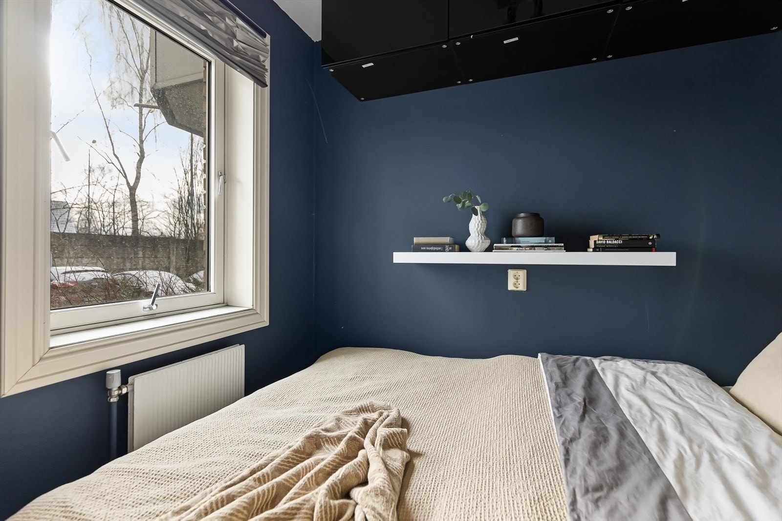 Godt med lysinnslipp. Utstyrt med radiator tilknytter fjernvarme. Galleribilde