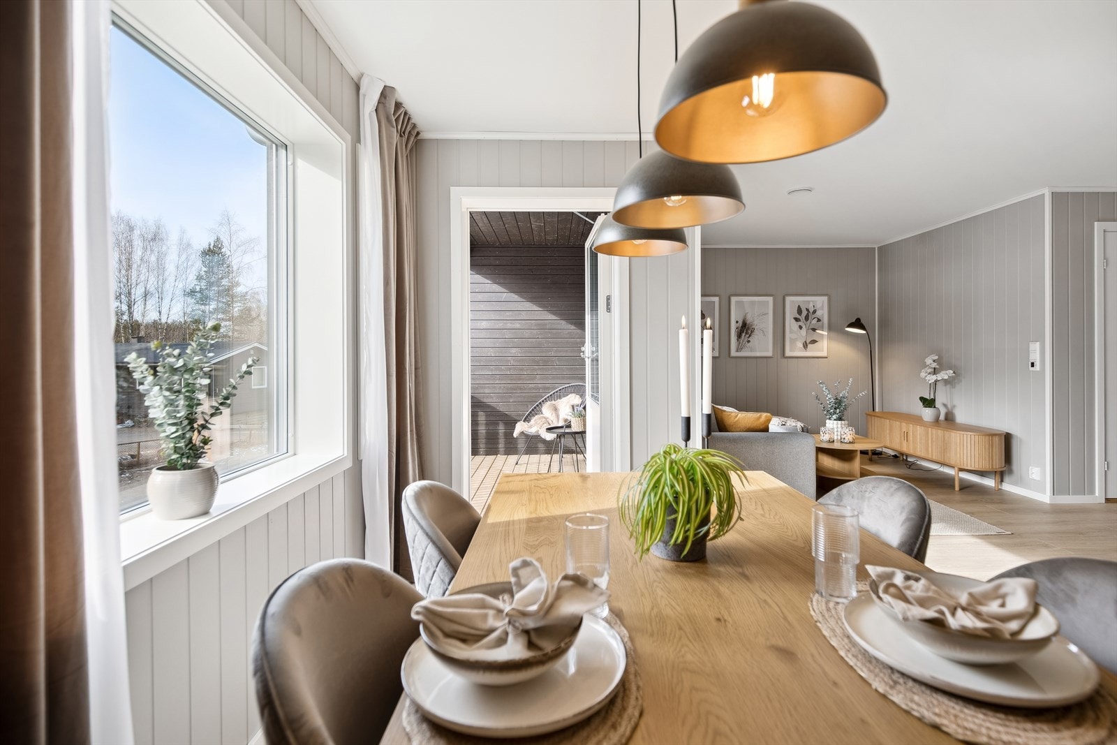 Leiligheten har lyse og moderne overflater. Galleribilde