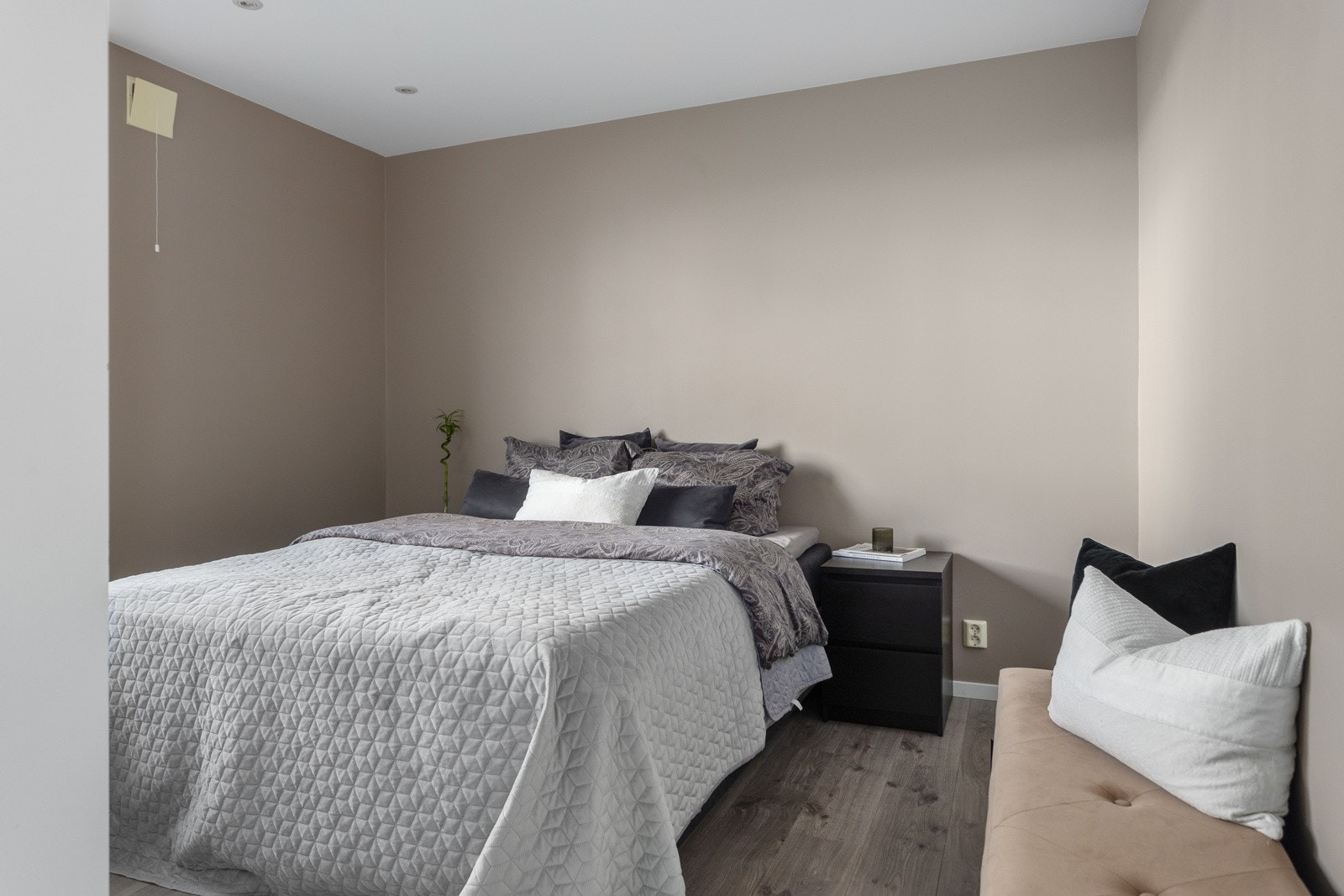 Leiligheten inneholder to soverom med lyse veggflater Galleribilde