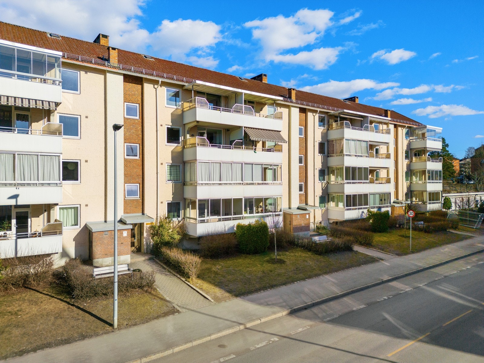 Her bor du sentralt, omringet av store grøntområder og umiddelbar nærhet til Lambertseter senter, der det også er T-banestasjon Galleribilde