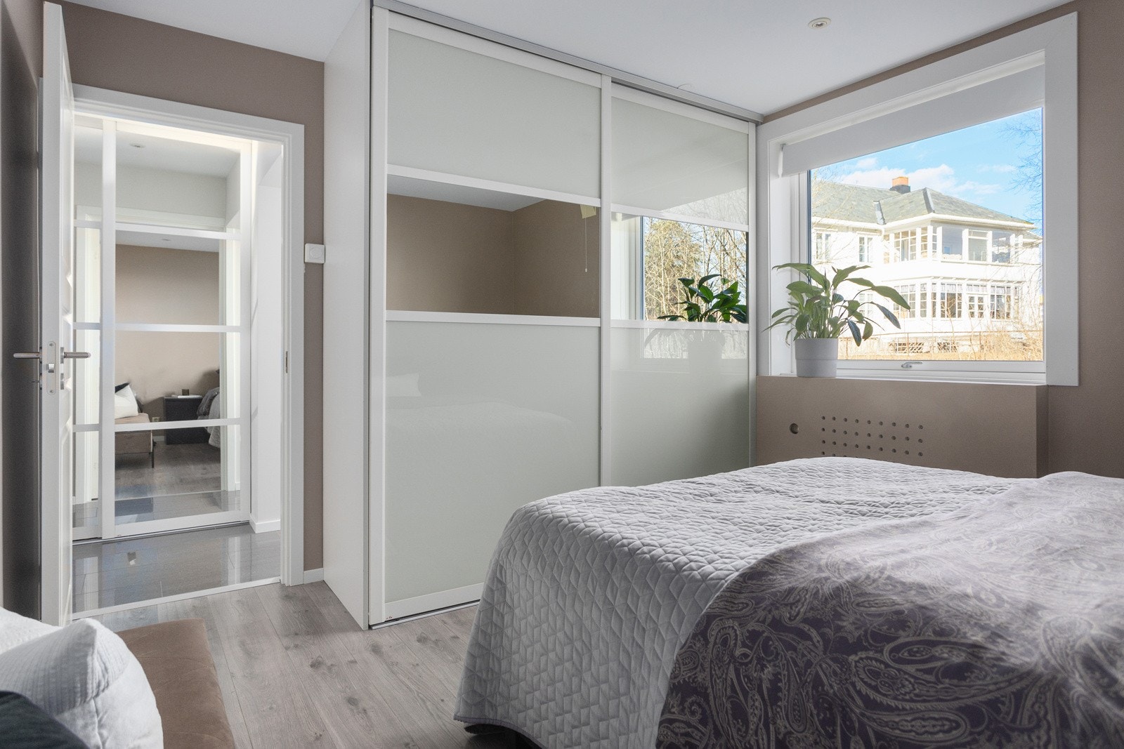 Hovedsoverommet har god plass til dobbeltseng og plassbygget skyvedørsgarderobe Galleribilde