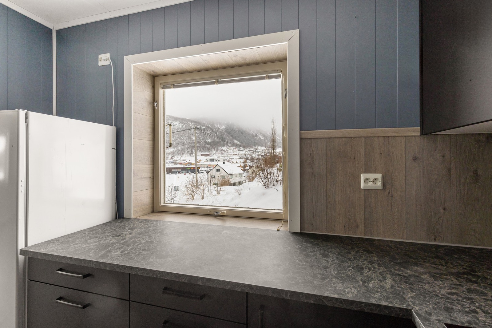 Integrerte hvitevarer som oppvaskmaskin, mikro, stekeovn og induksjonstopp med integrert avtrekk. Galleribilde