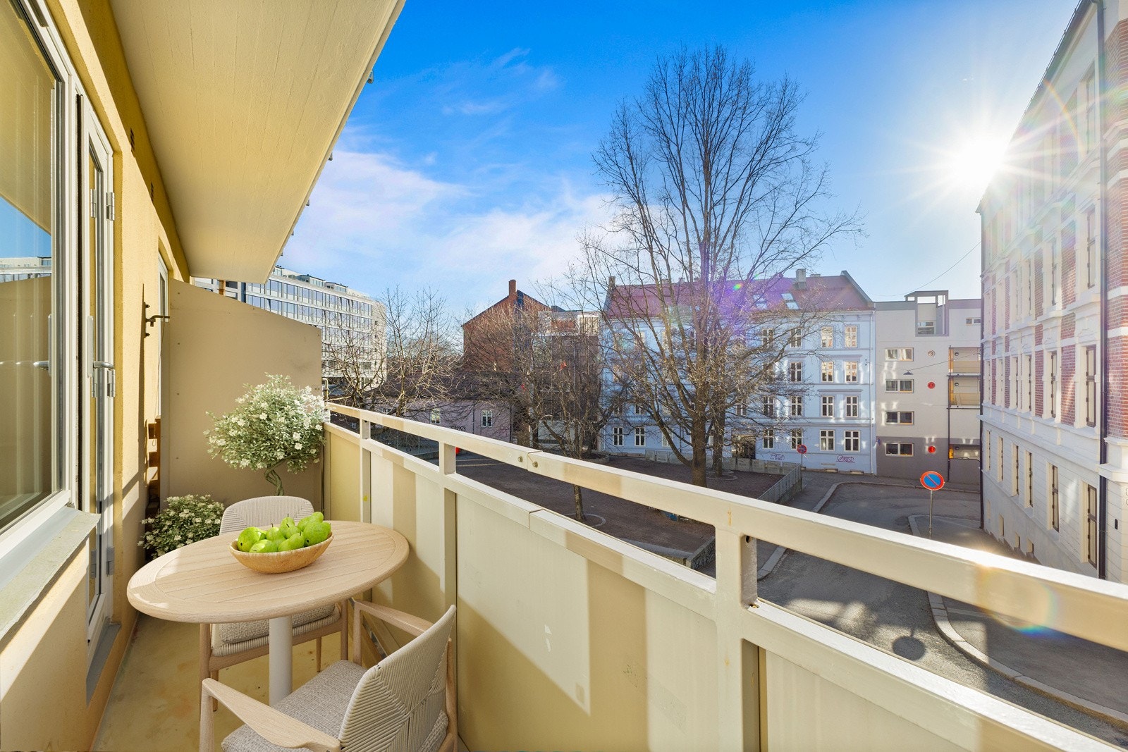 Balkongen har god plass til sittegruppe og fremstår som et perfekt sted å tilbringe varme sommerdager Galleribilde