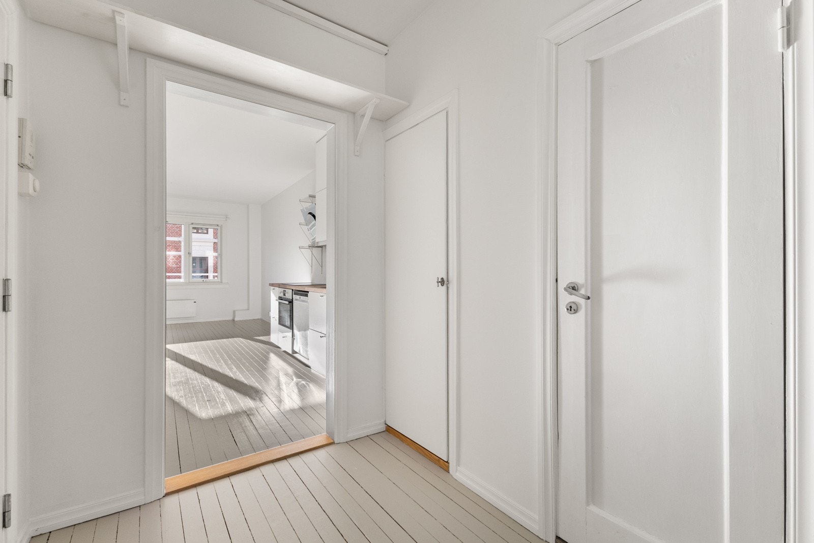 Lyst inngangsparti som setter tonen for leiligheten Galleribilde