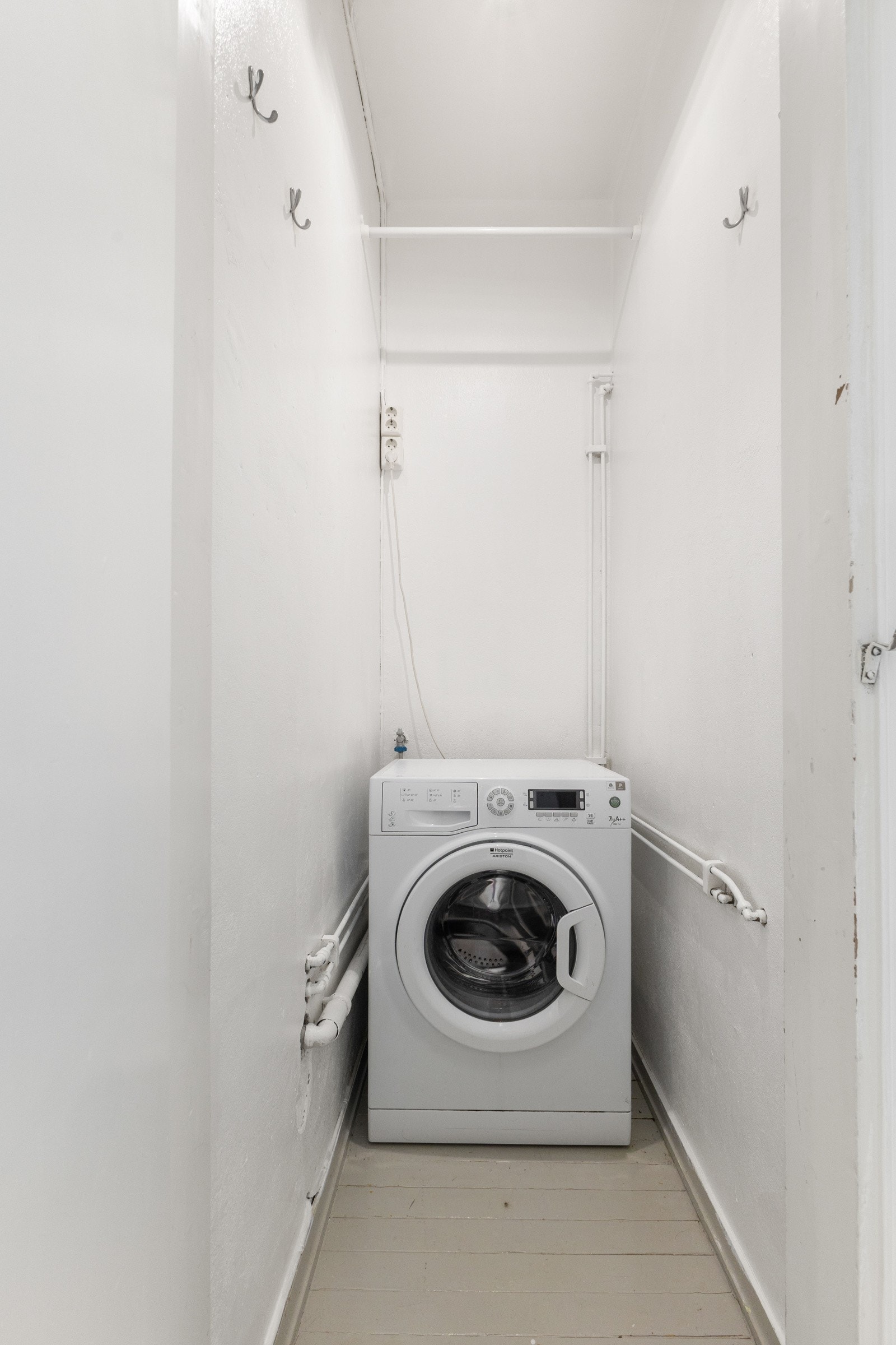 Praktisk bod i entréen for ekstra oppbevaring - i tillegg til opplegg for vaskemaskin Galleribilde