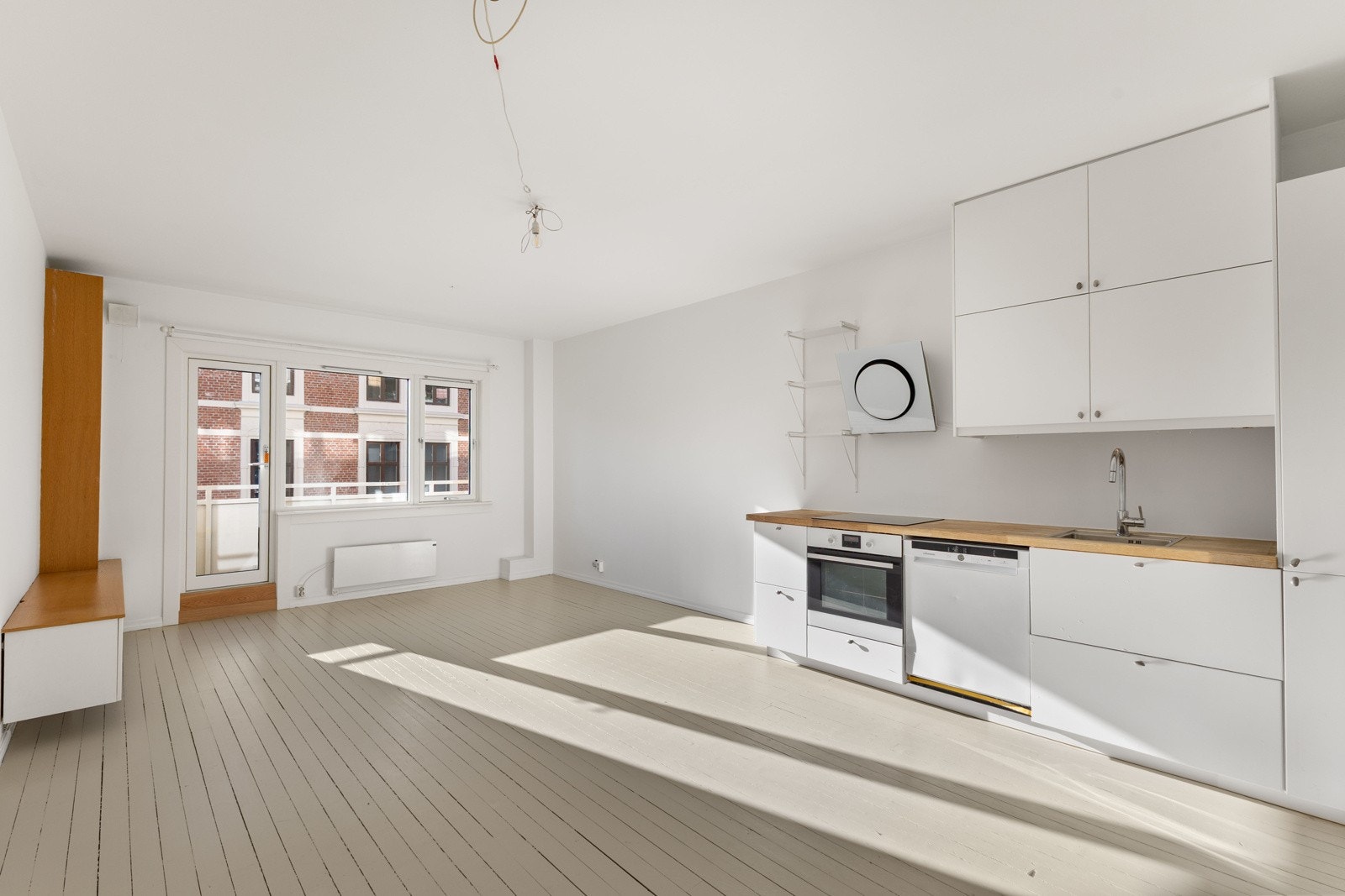 Leilighetens gode planløsning gjør stuen til et stort sosialt allrom Galleribilde