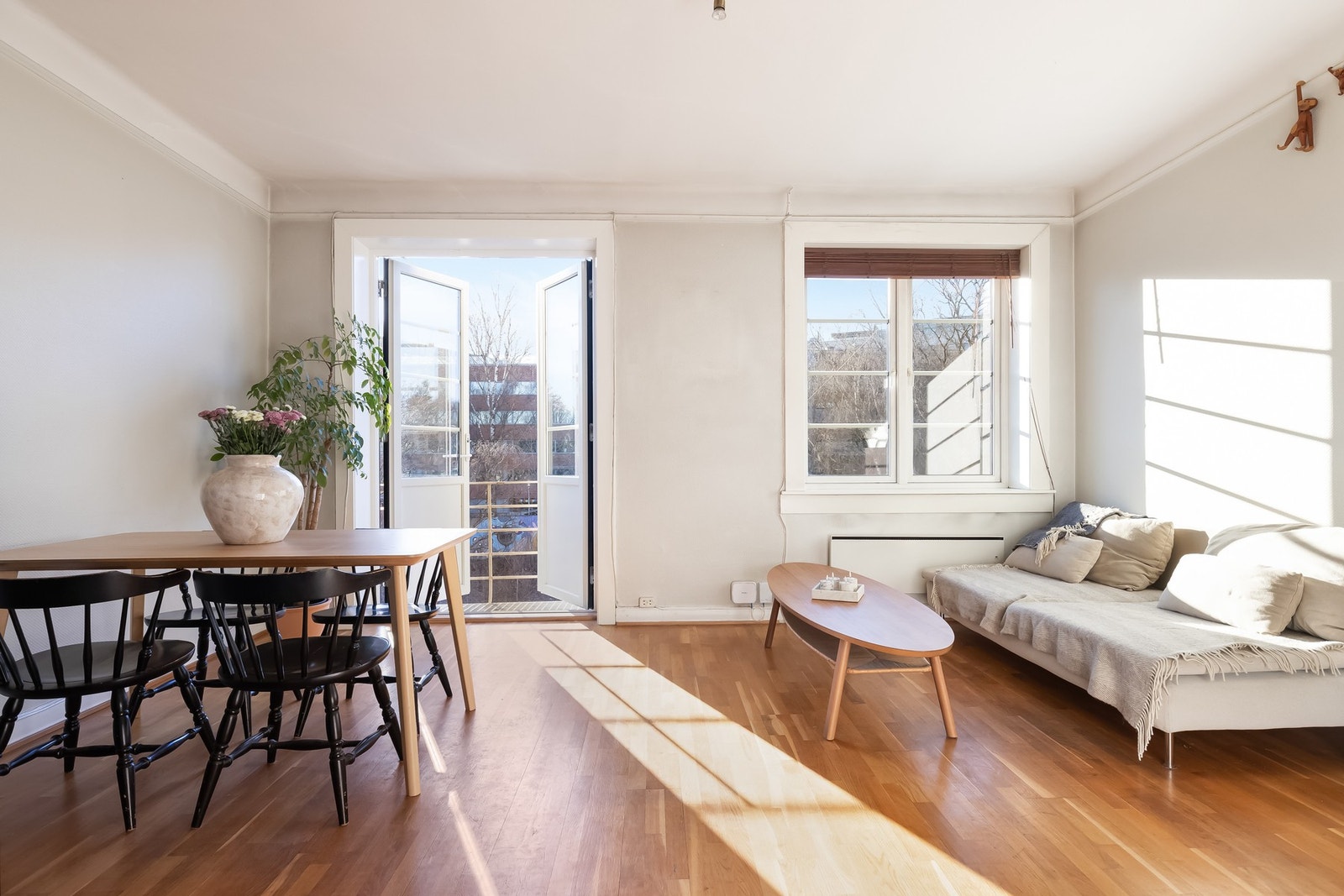 Jan Gunnar Grunden v/ EIE Løren ønsker velkommen til Uelands Gate 61B! Galleribilde