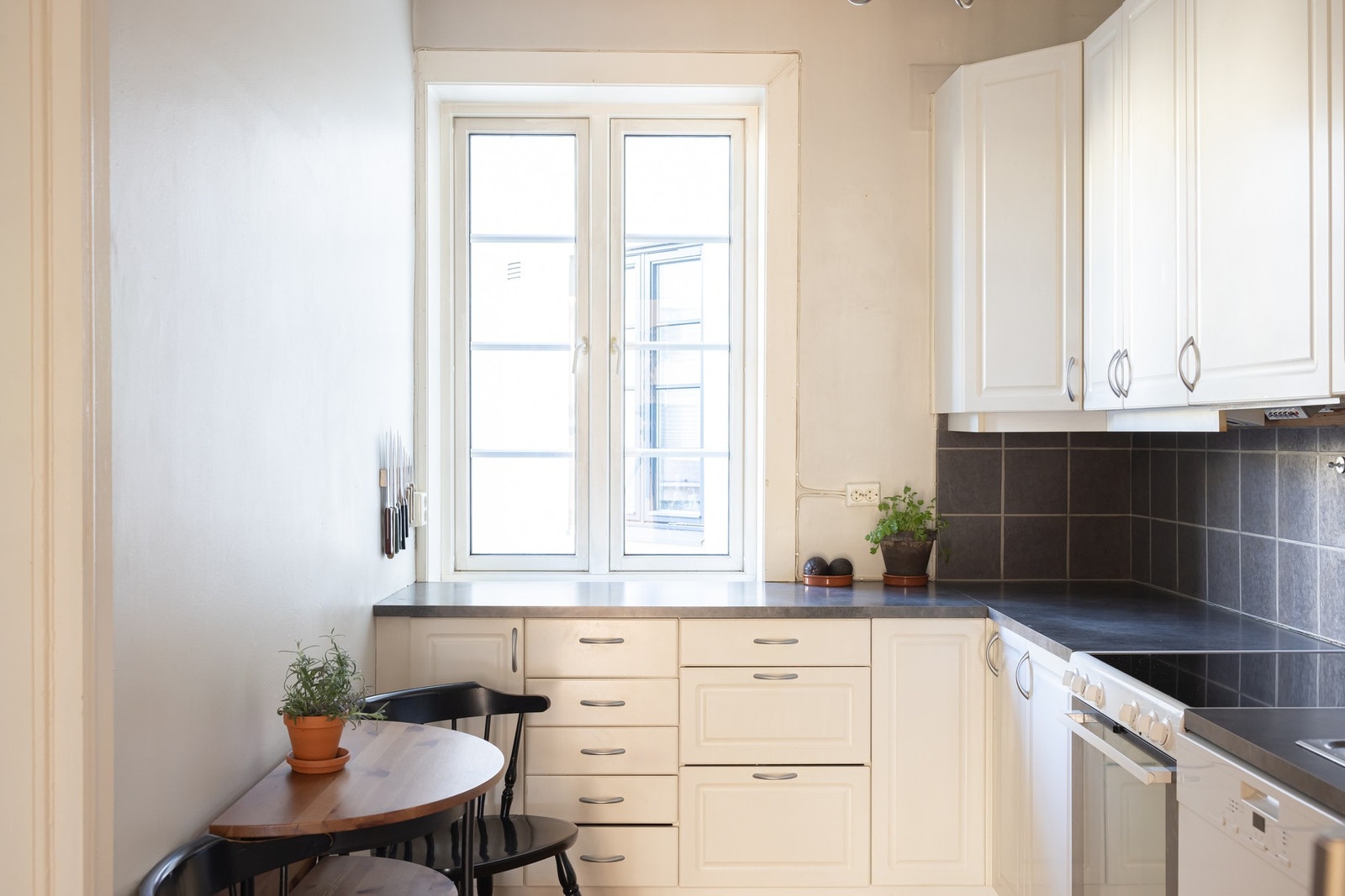 Kjøkkenet har en laminatbenkeplate med nedfelt kum i rustfritt stål, kullfilterventilator og opplegg for oppvaskmaskin. Galleribilde