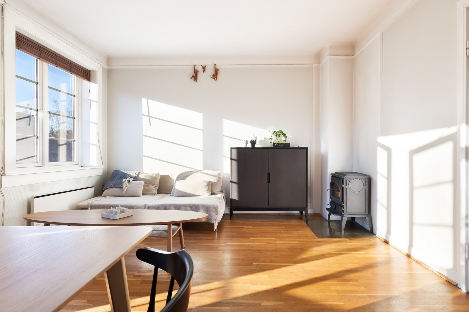 Store vindusflater sørger for rikelig med naturlig lys, og den gode takhøyden forsterker romfølelsen. Galleribilde