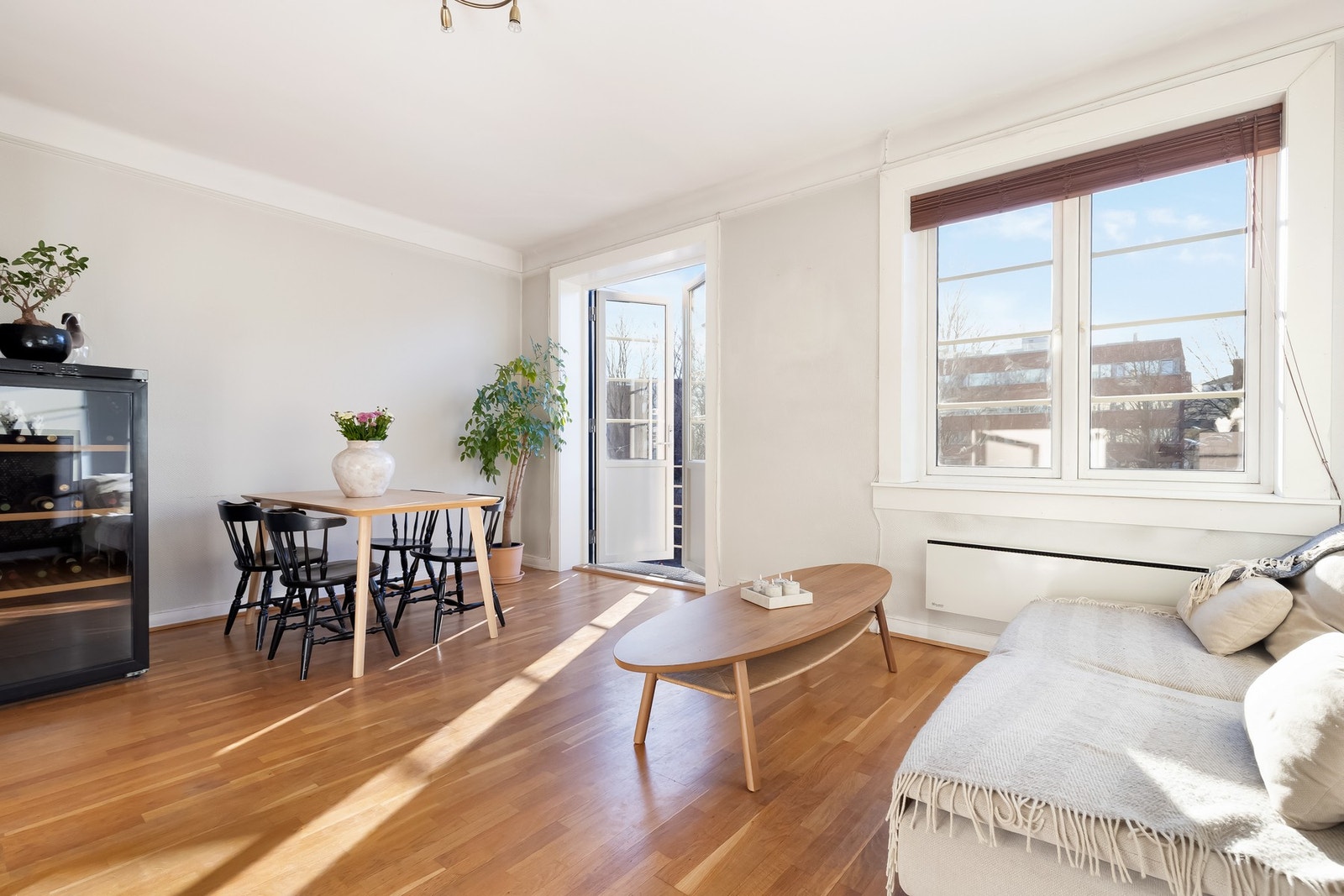 Stuen er lys og av god størrelse med fin plass til både sofagruppe og spisebord. Galleribilde