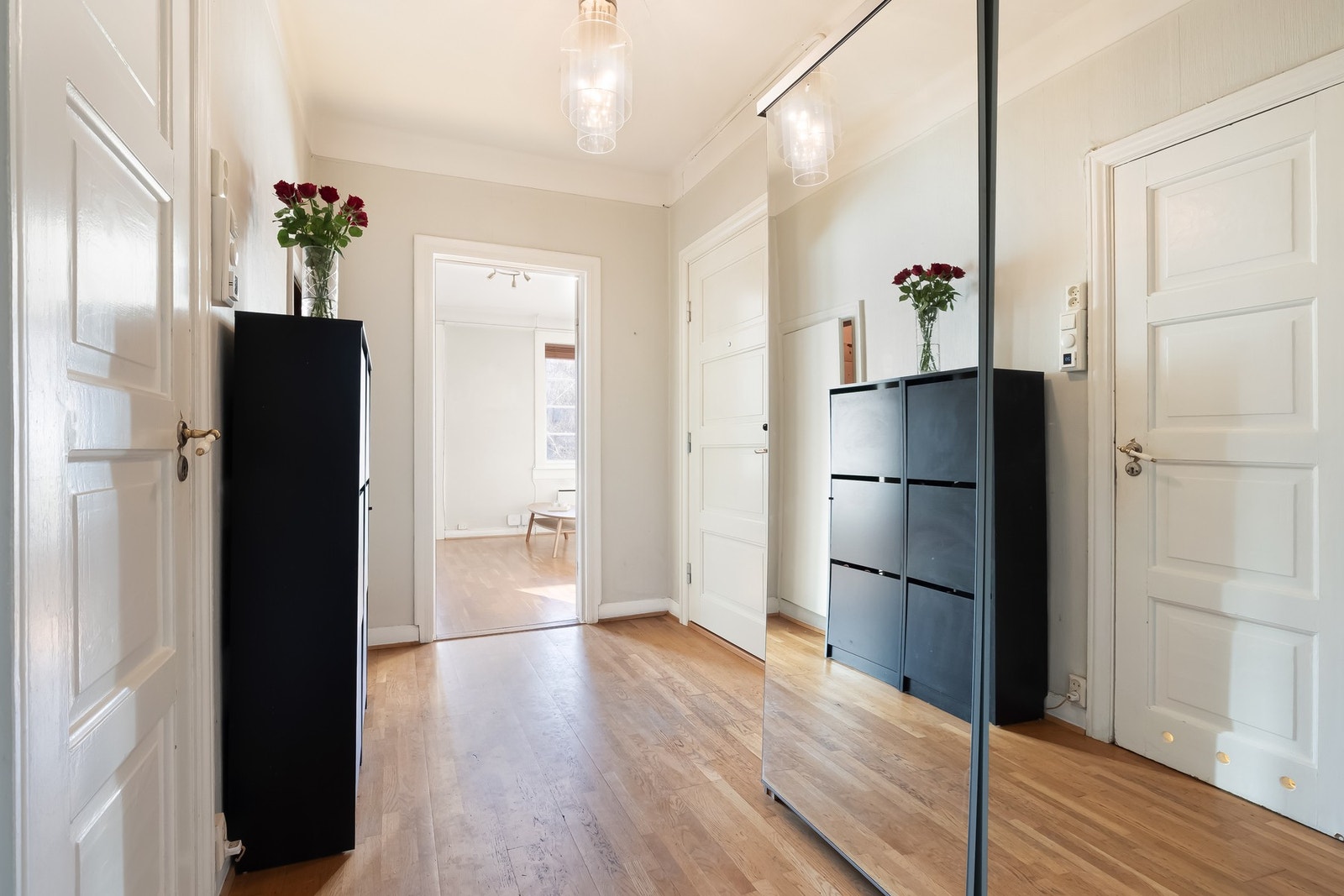 Lys og innbydende entré med god plass til oppbevaring av yttertøy og sko. Galleribilde