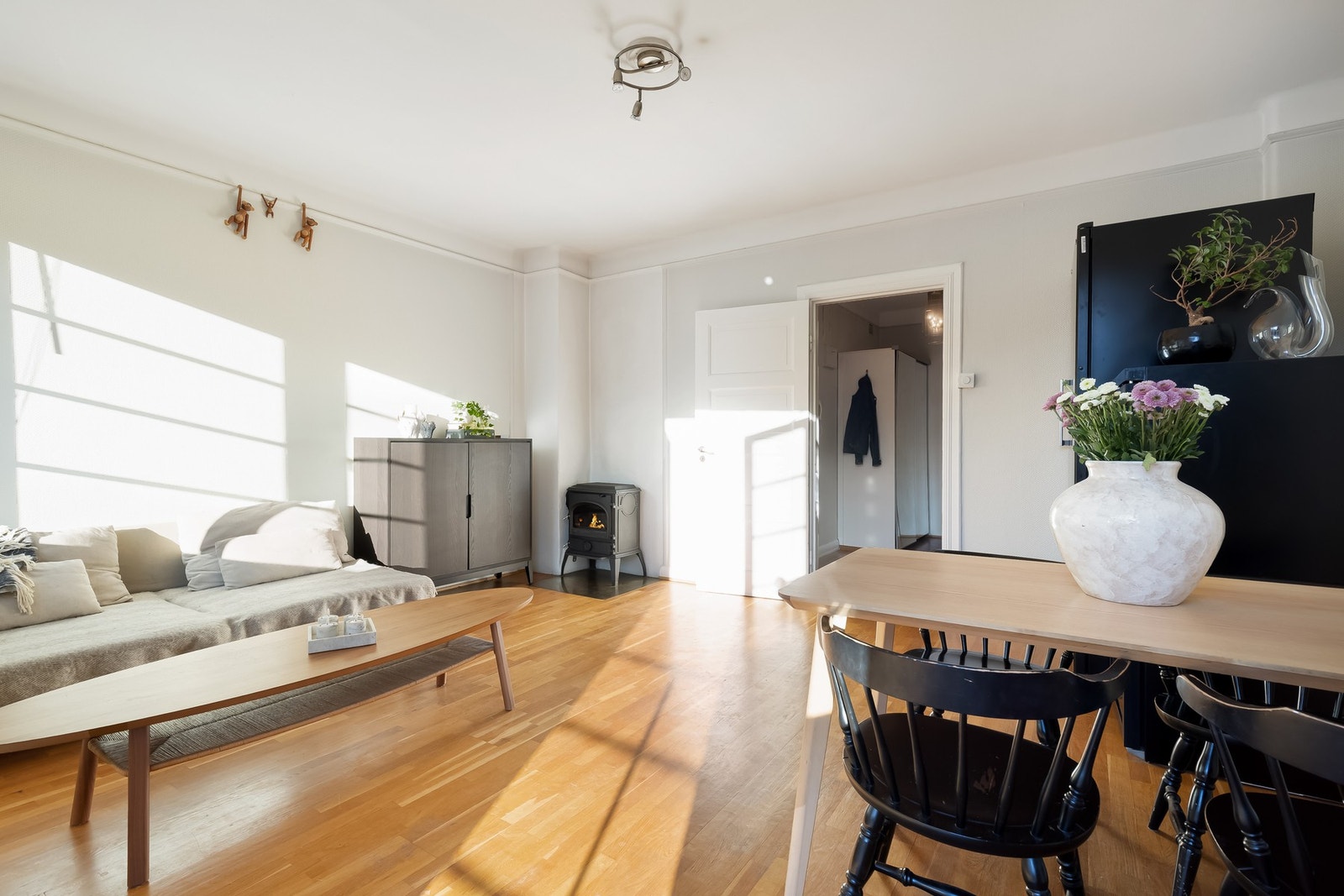 Leiligheten er gjennomgående og man får med det godt med lys inn fra to sider. Galleribilde