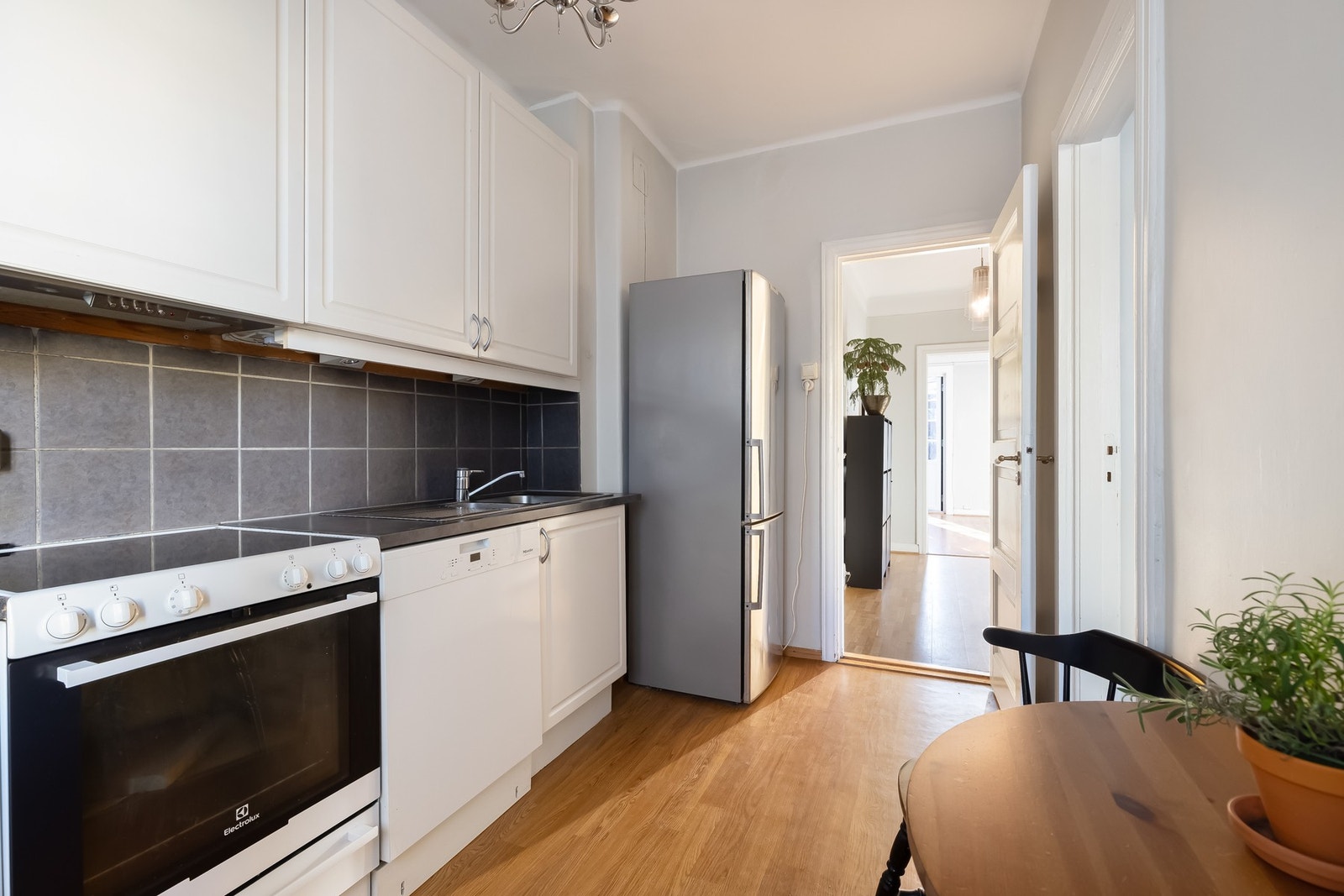 Separat kjøkken med praktisk innredning fra 2006. Galleribilde