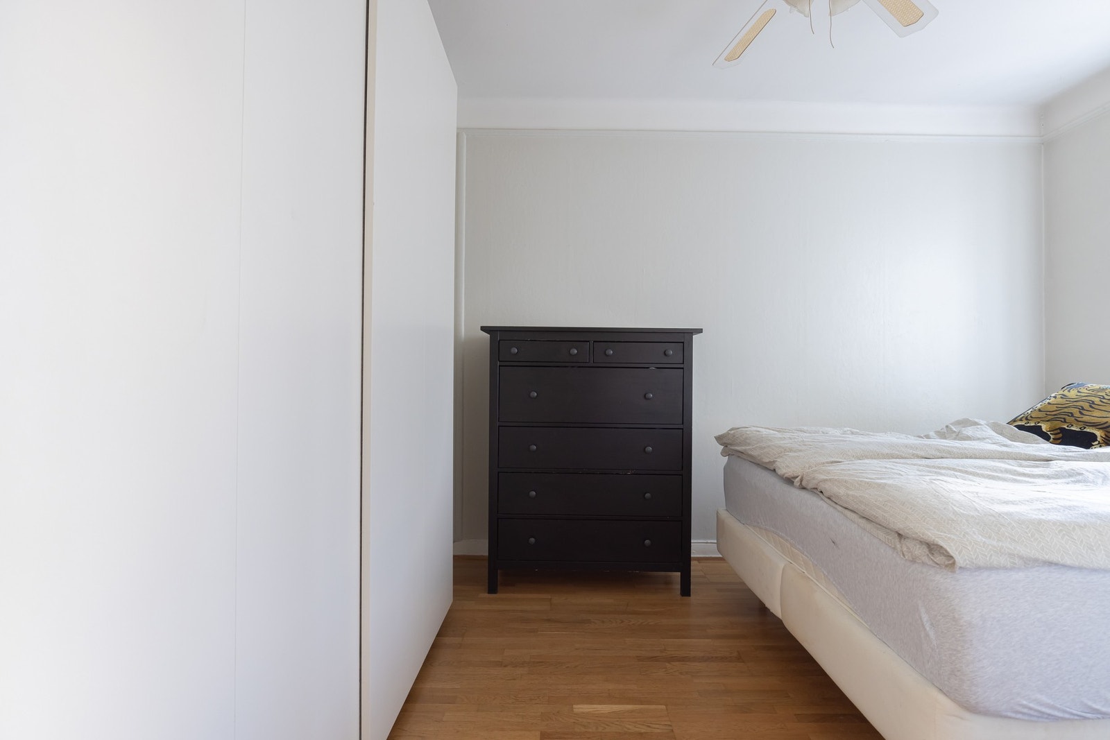 Rommet har plass til dobbeltseng, garderobeløsning og annet ønsket møblement. Galleribilde