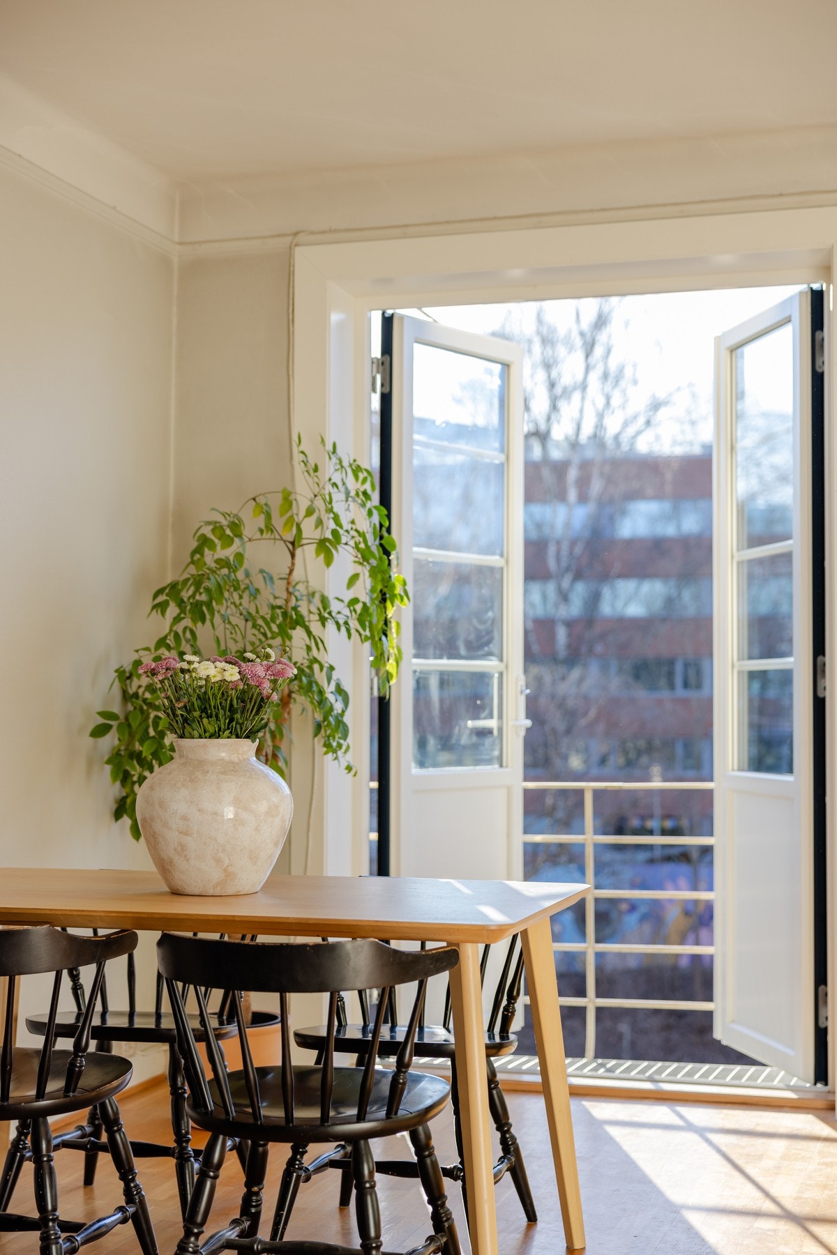 Fra stuen er det utgang til en vestvendt luftebalkong. Galleribilde