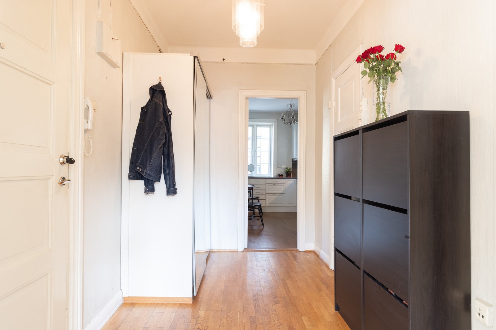 Leilighetens gode takhøyde gir en luftig følelse allerede ved inngangspartiet. Galleribilde