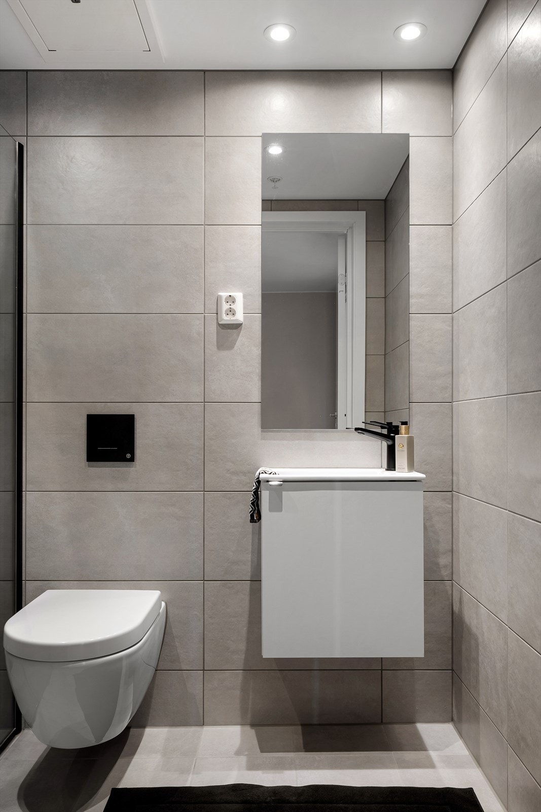 I tilknytning til hall har du tilgang til baderom på 2,8 kvm Galleribilde